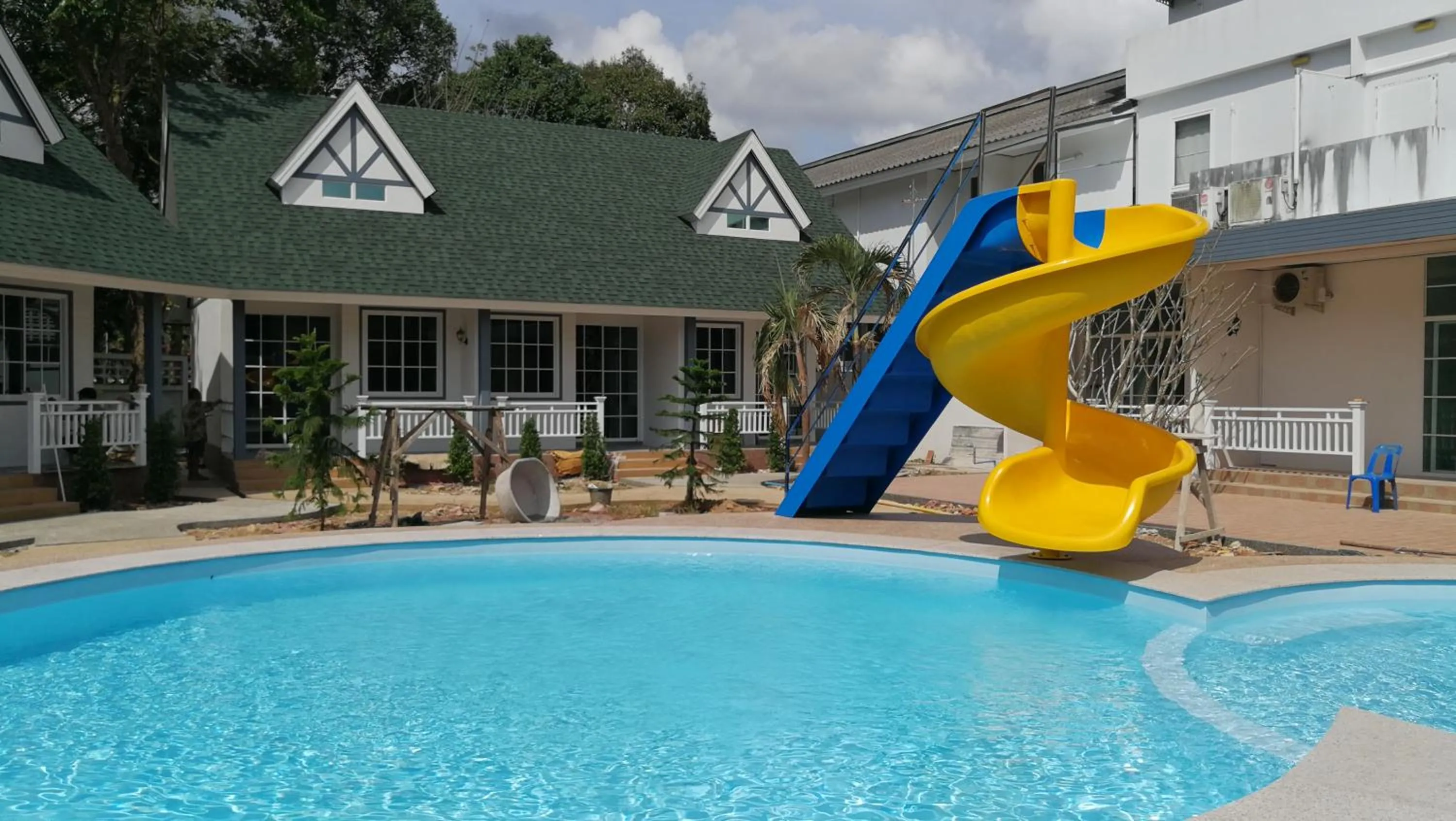 Swimming pool in English Resotel : อิงลิช รีโซเทล