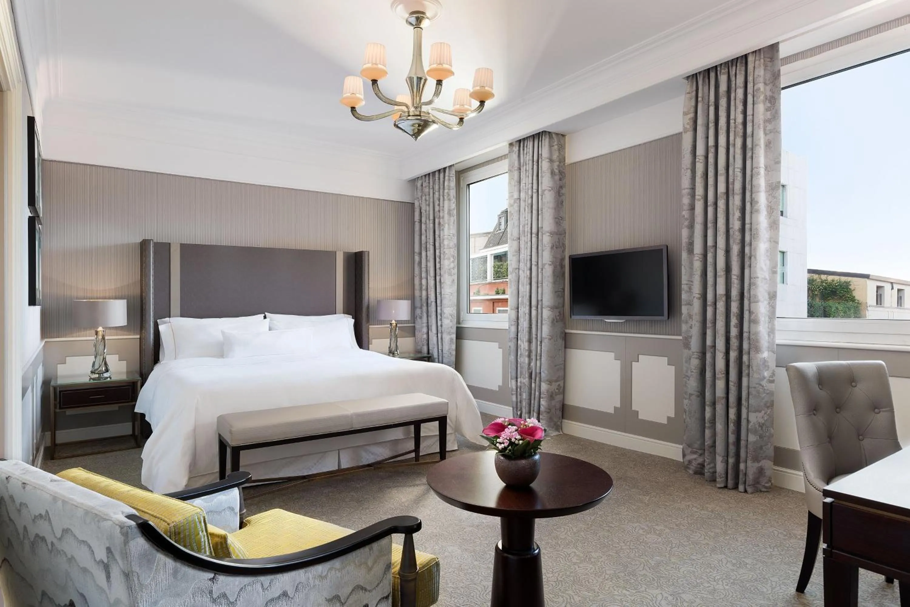 Photo of the whole room, Bed in The Westin Palace, Milan