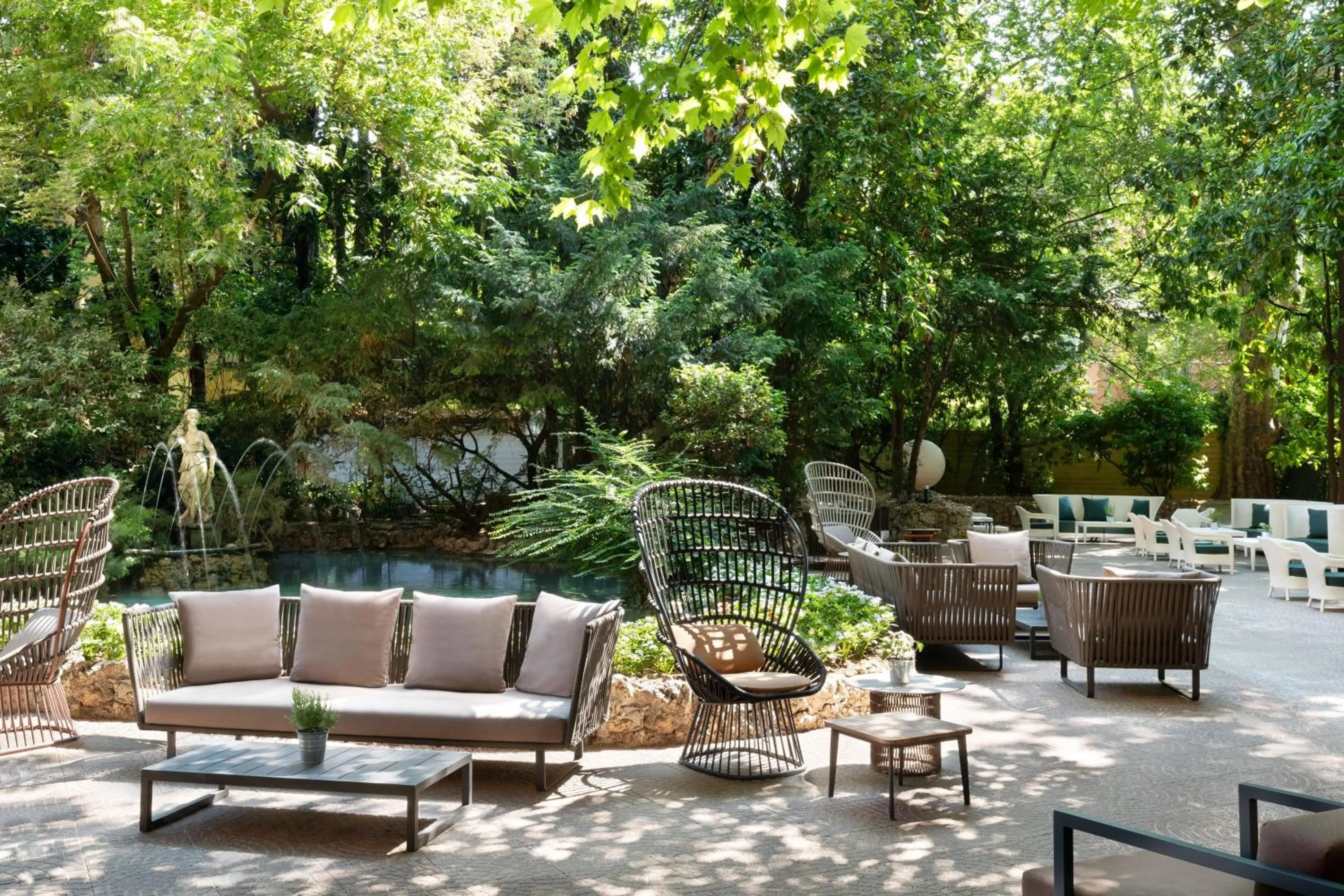 Restaurant/places to eat in Sheraton Diana Majestic