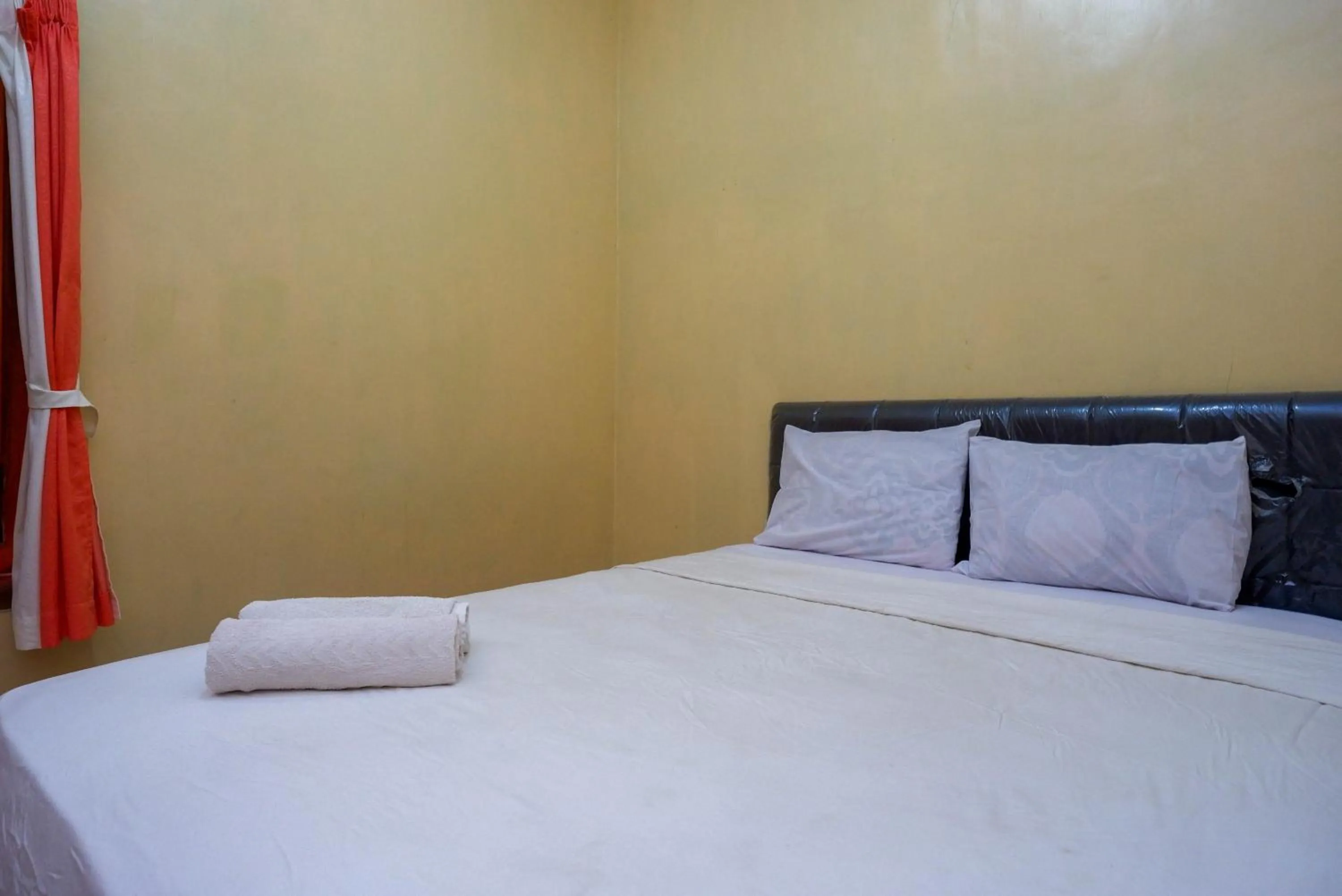 Bedroom, Bed in Hotel Widodo 1 Parangtritis RedPartner