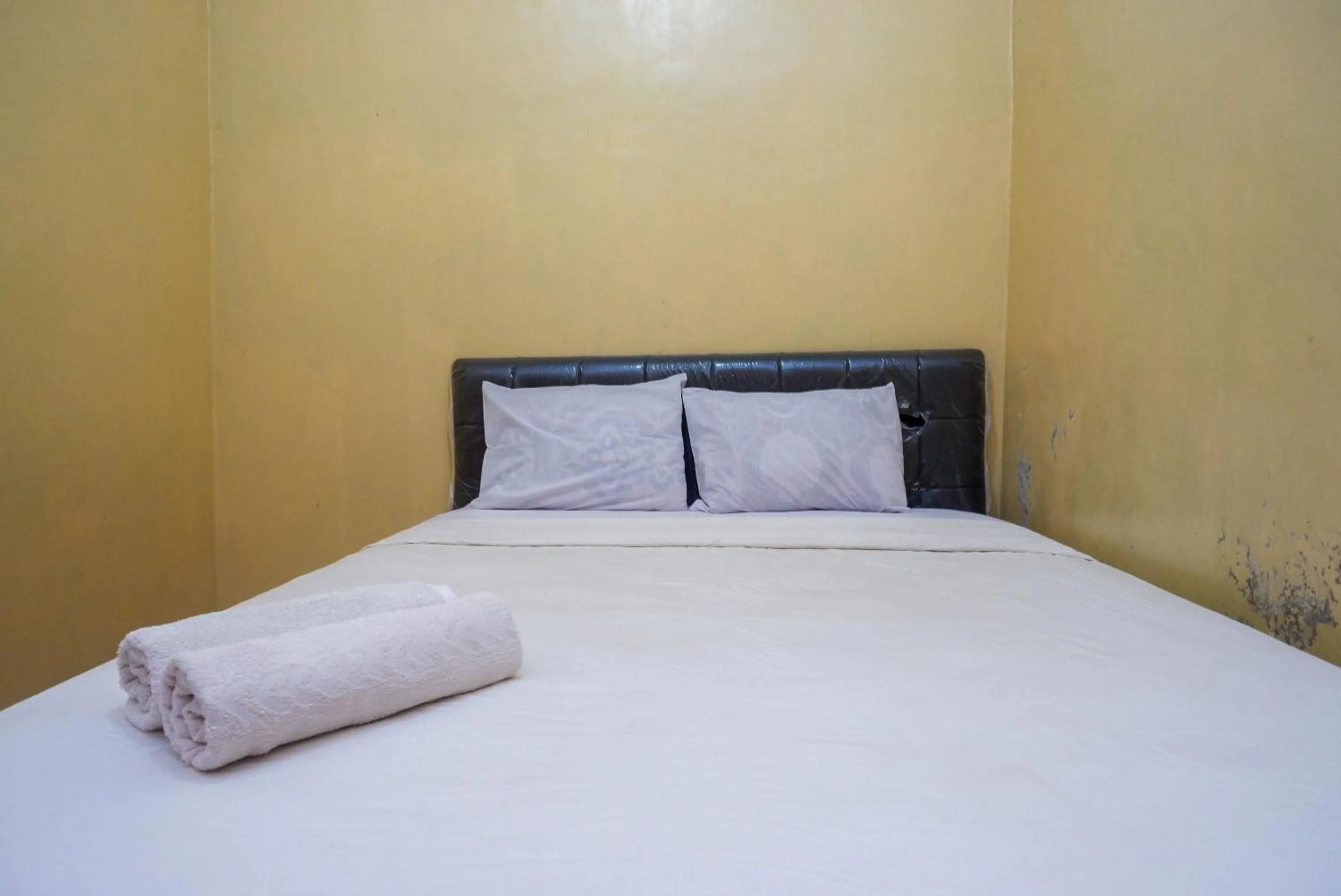 Bedroom, Bed in Hotel Widodo 1 Parangtritis RedPartner