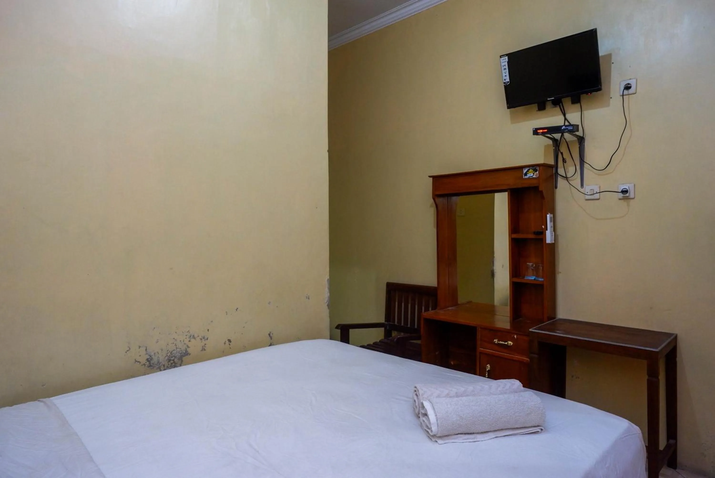 Bedroom, Bed in Hotel Widodo 1 Parangtritis RedPartner