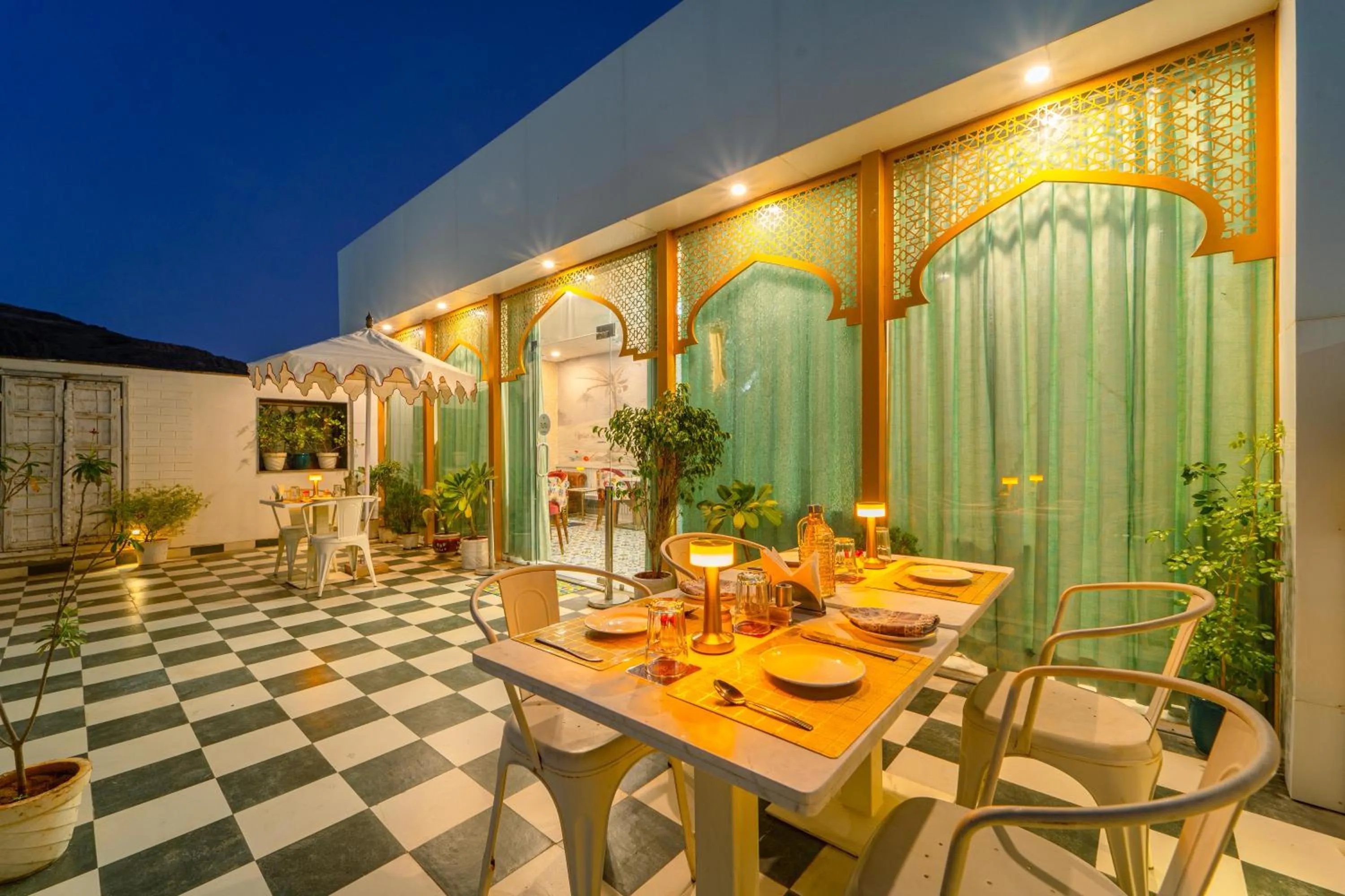 Restaurant/places to eat in Hotel Hinduja Fort