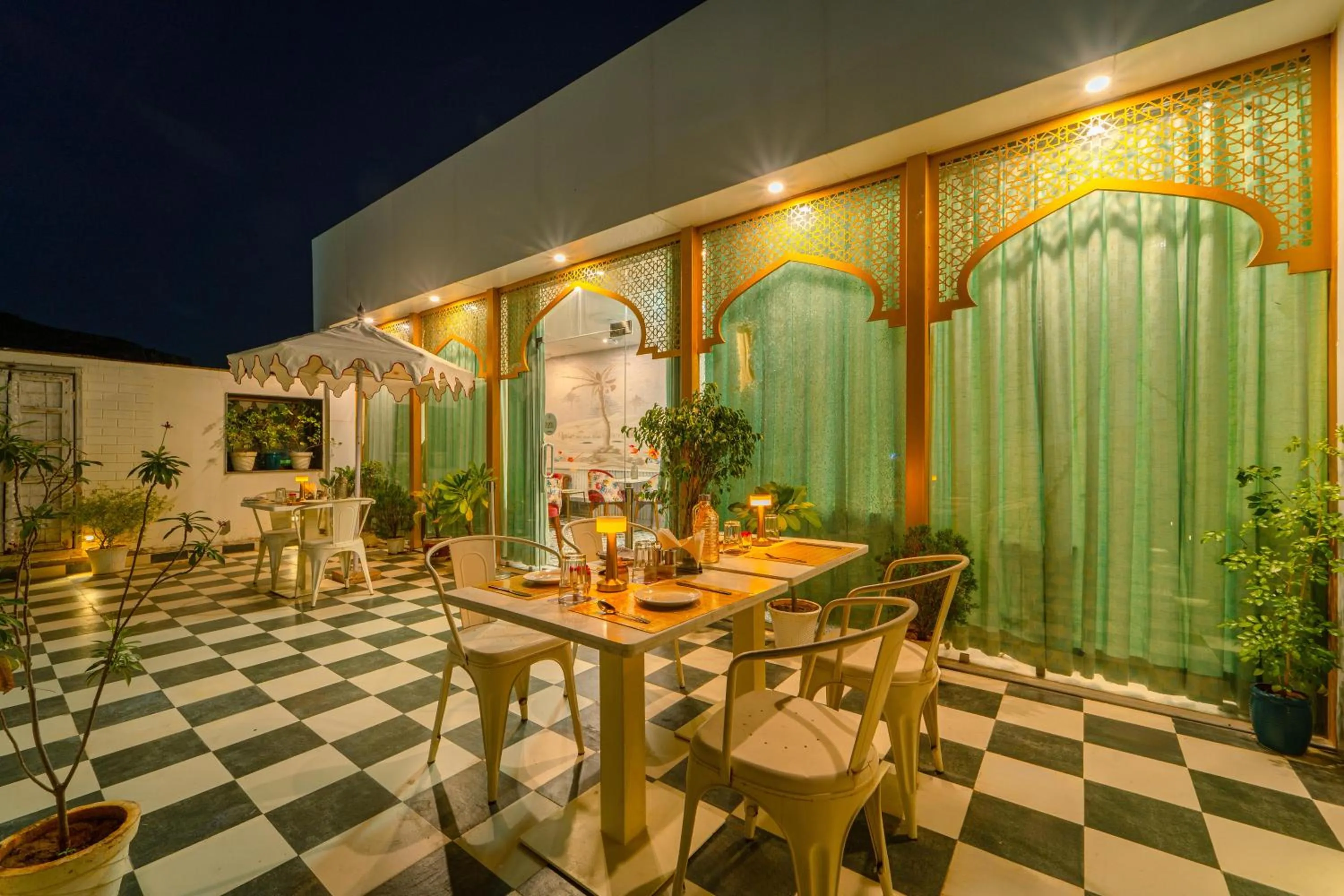 Restaurant/places to eat in Hotel Hinduja Fort