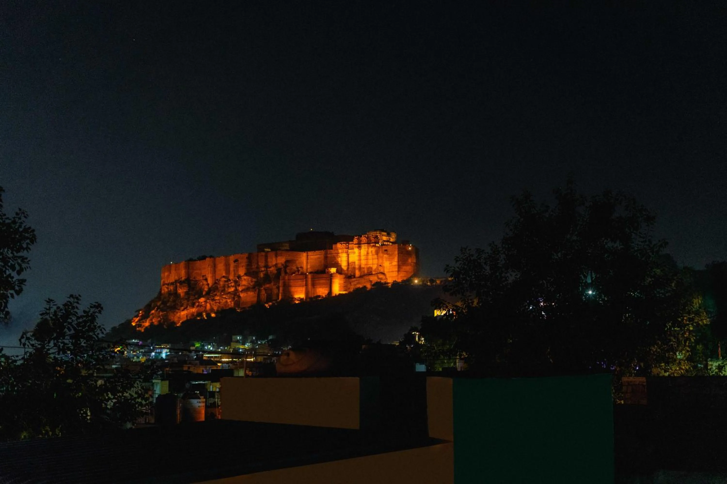 Restaurant/places to eat in Hotel Hinduja Fort