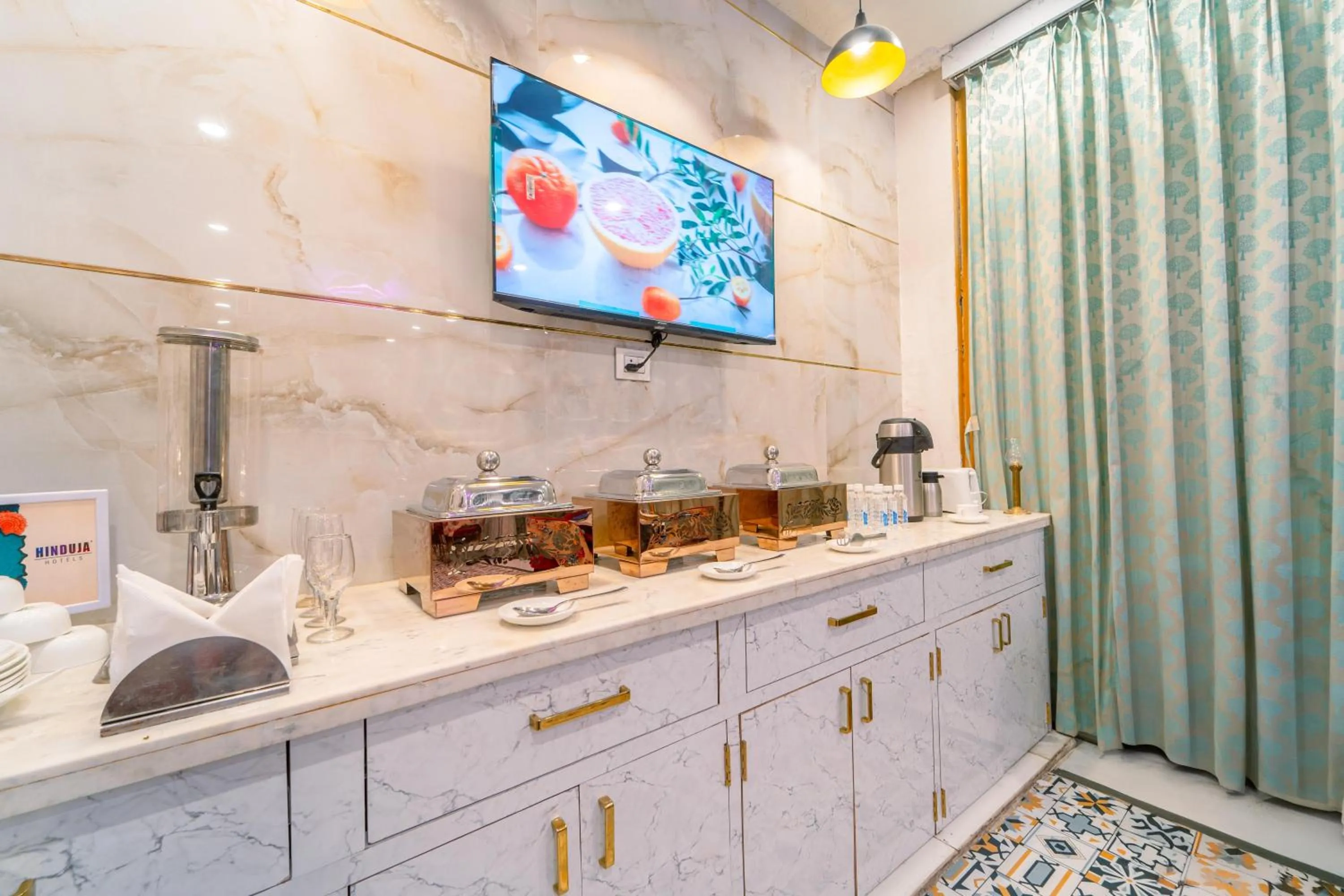 Restaurant/places to eat in Hotel Hinduja Fort