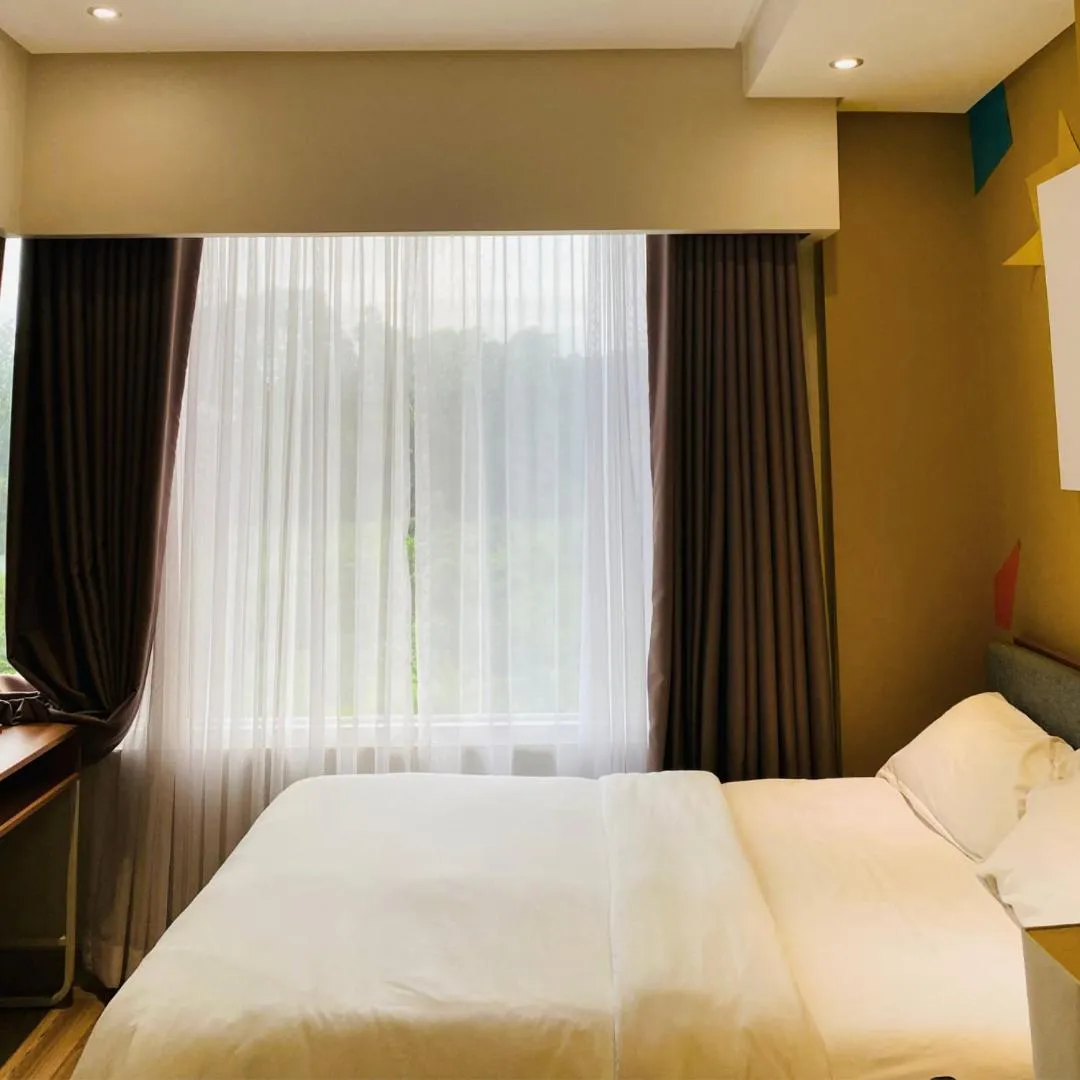 Photo of the whole room, Bed in Luxebridge Hotel