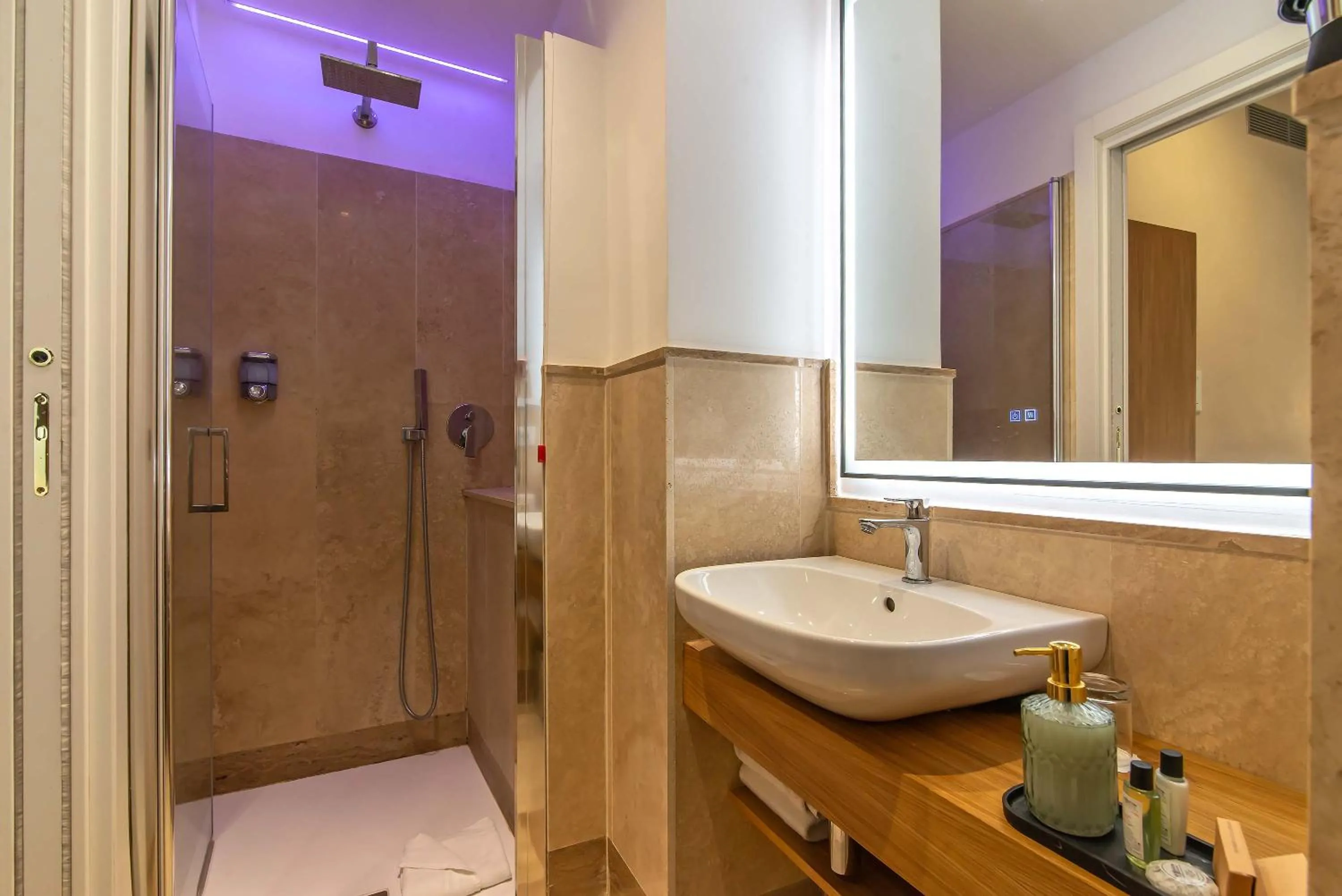 Bathroom in Hotel Accademia