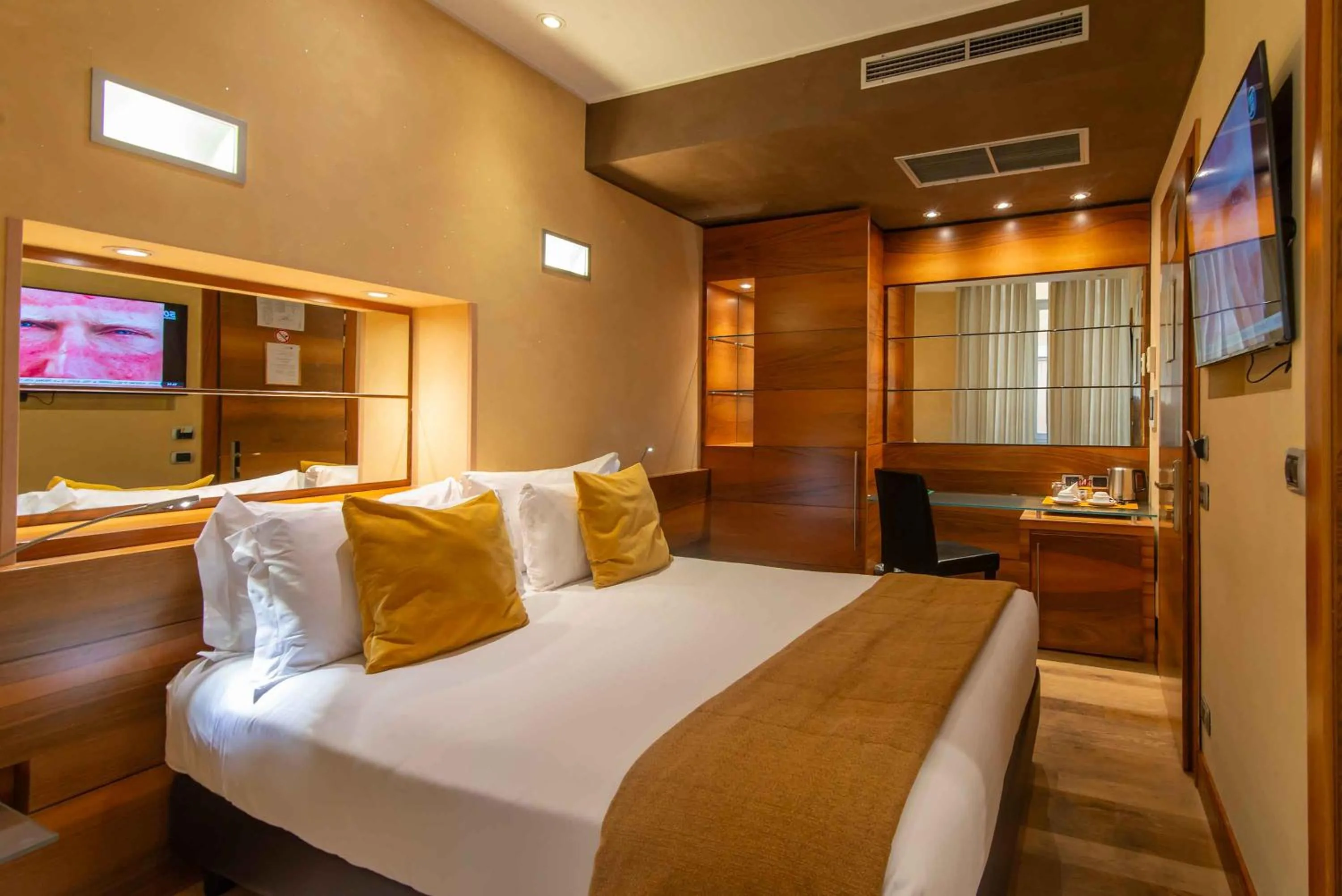 Photo of the whole room, Bed in Hotel Tritone