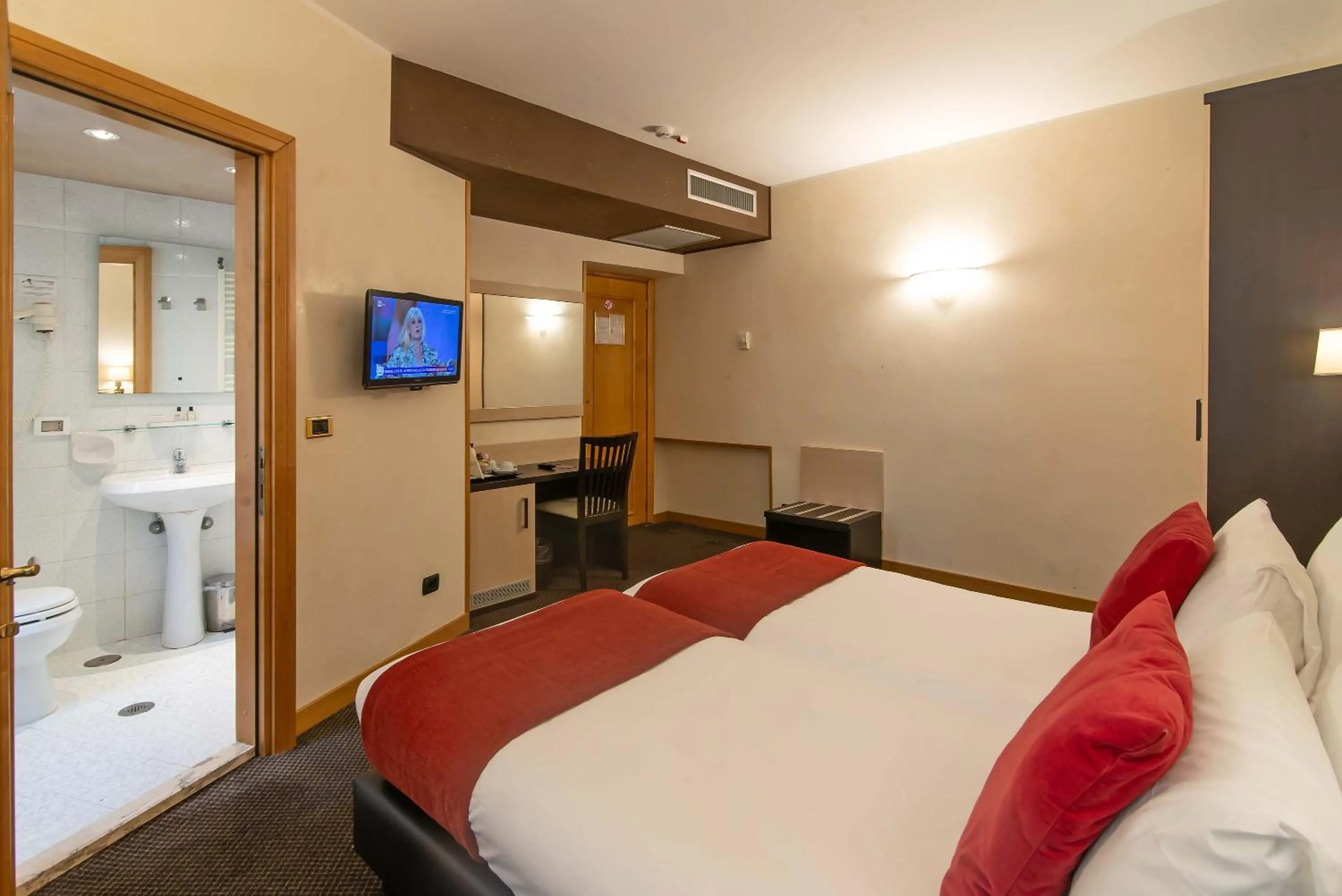 Photo of the whole room, Bed in Hotel Tritone