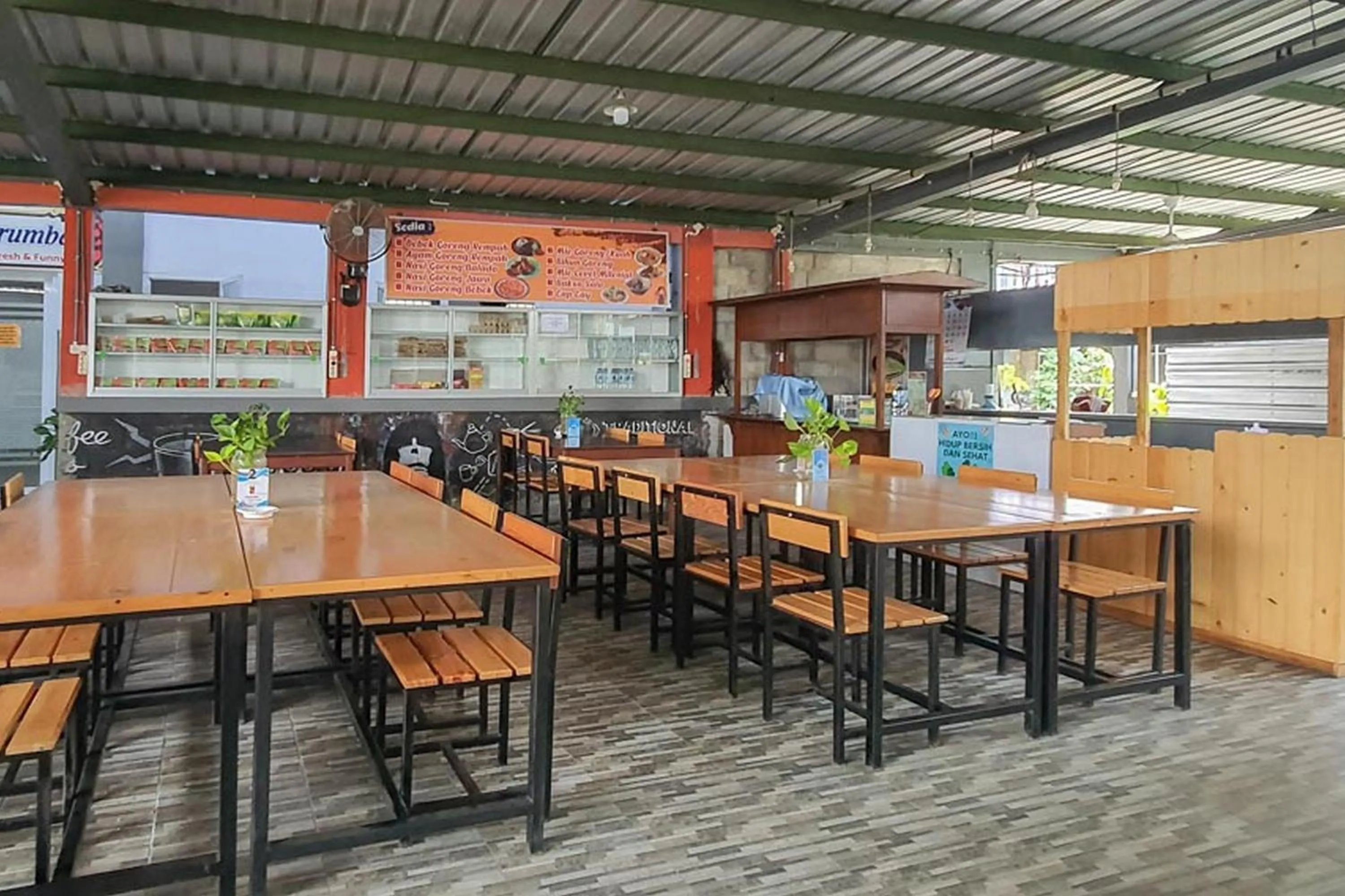 Restaurant/places to eat in Angrumba Family Homestay near RSUD Caruban Mitra RedDoorz