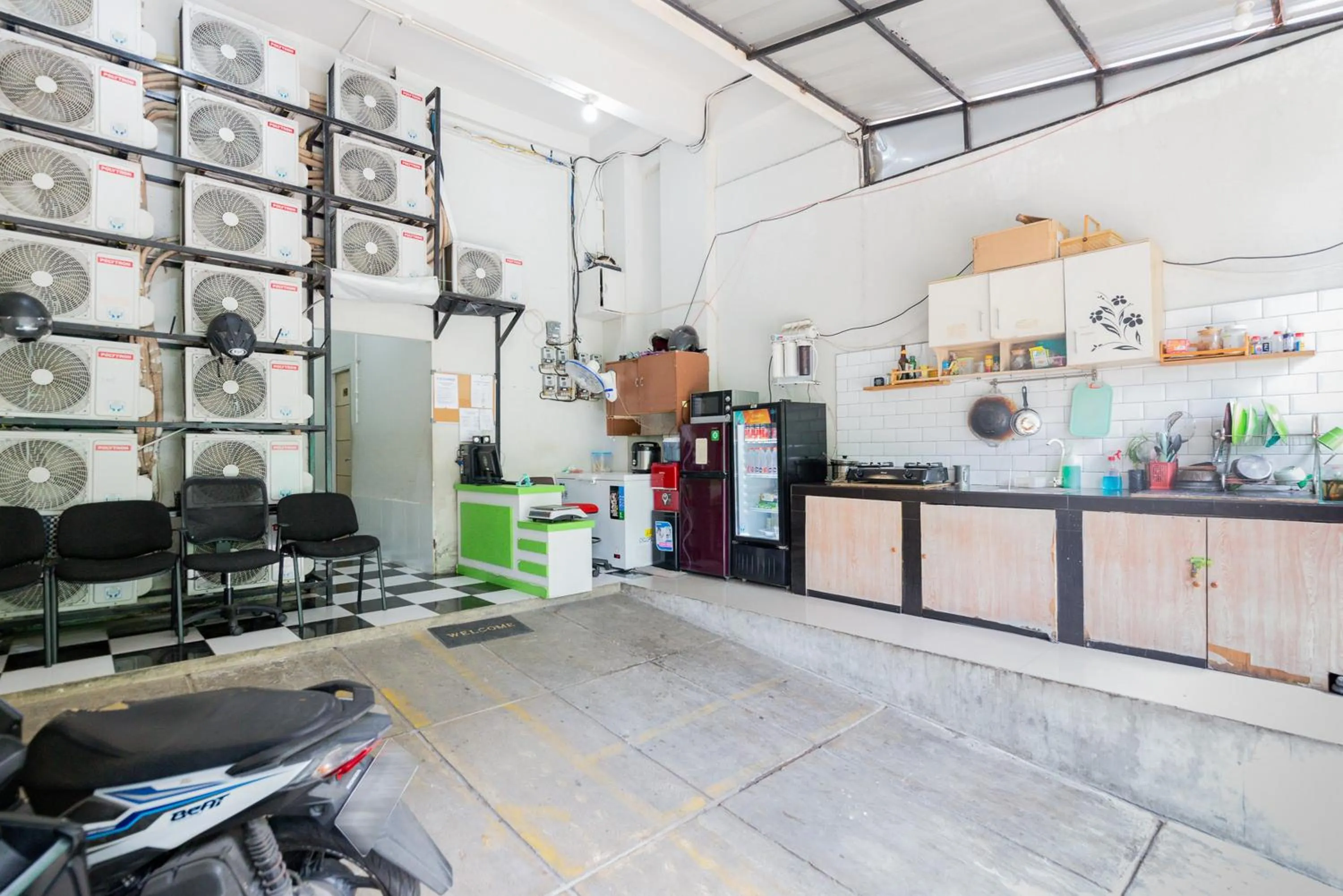 Kitchen or kitchenette in RedDoorz At Stariez Kemang