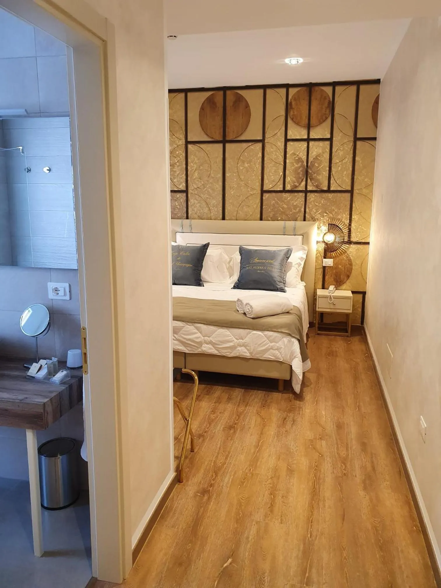 Photo of the whole room, Bed in Amsterdam Suite Hotel & SPA