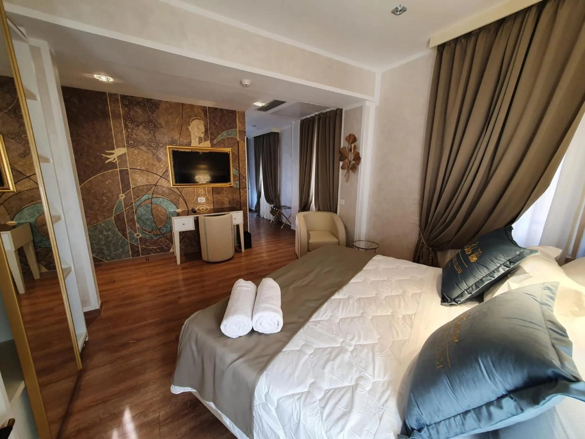 Photo of the whole room, Bed in Amsterdam Suite Hotel & SPA