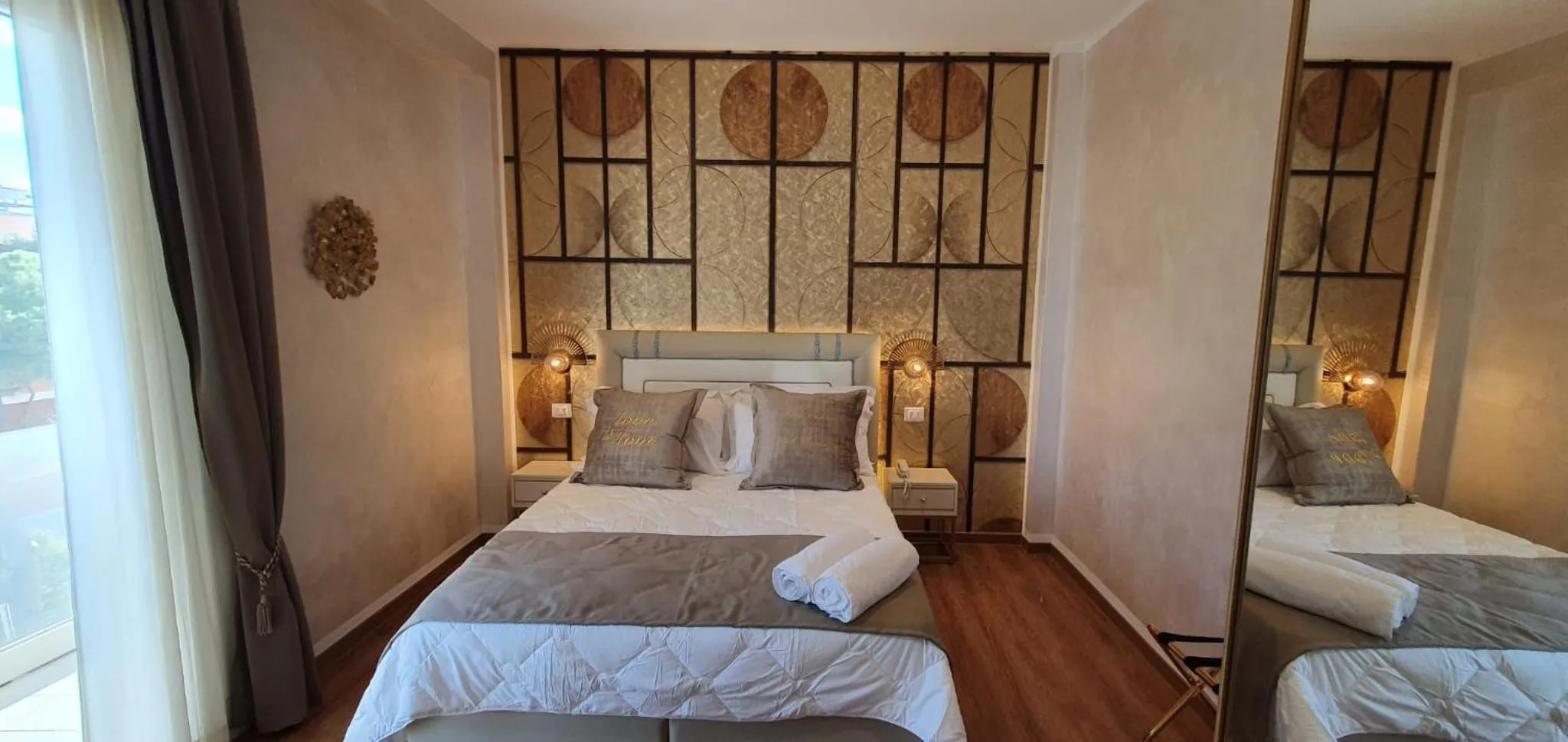 Photo of the whole room, Bed in Amsterdam Suite Hotel & SPA