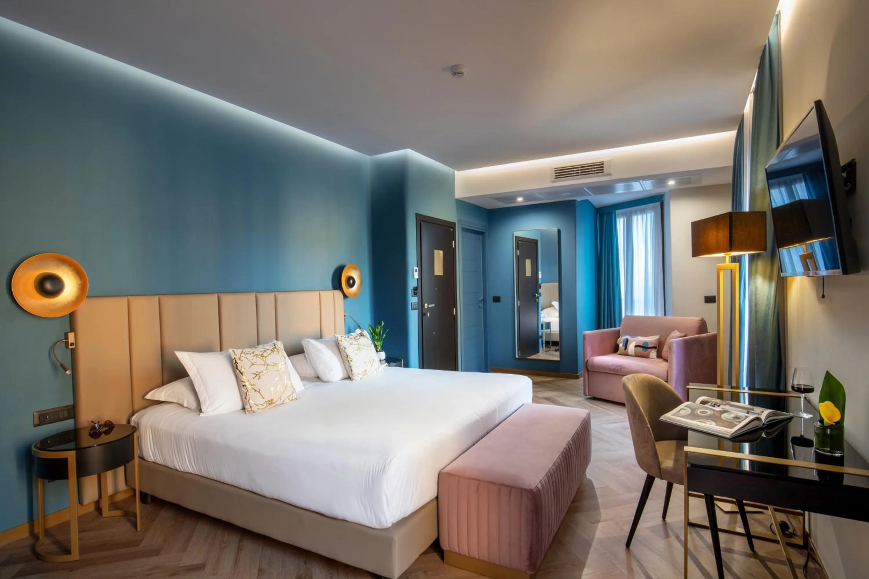 Staff, Bed in The Major Hotel