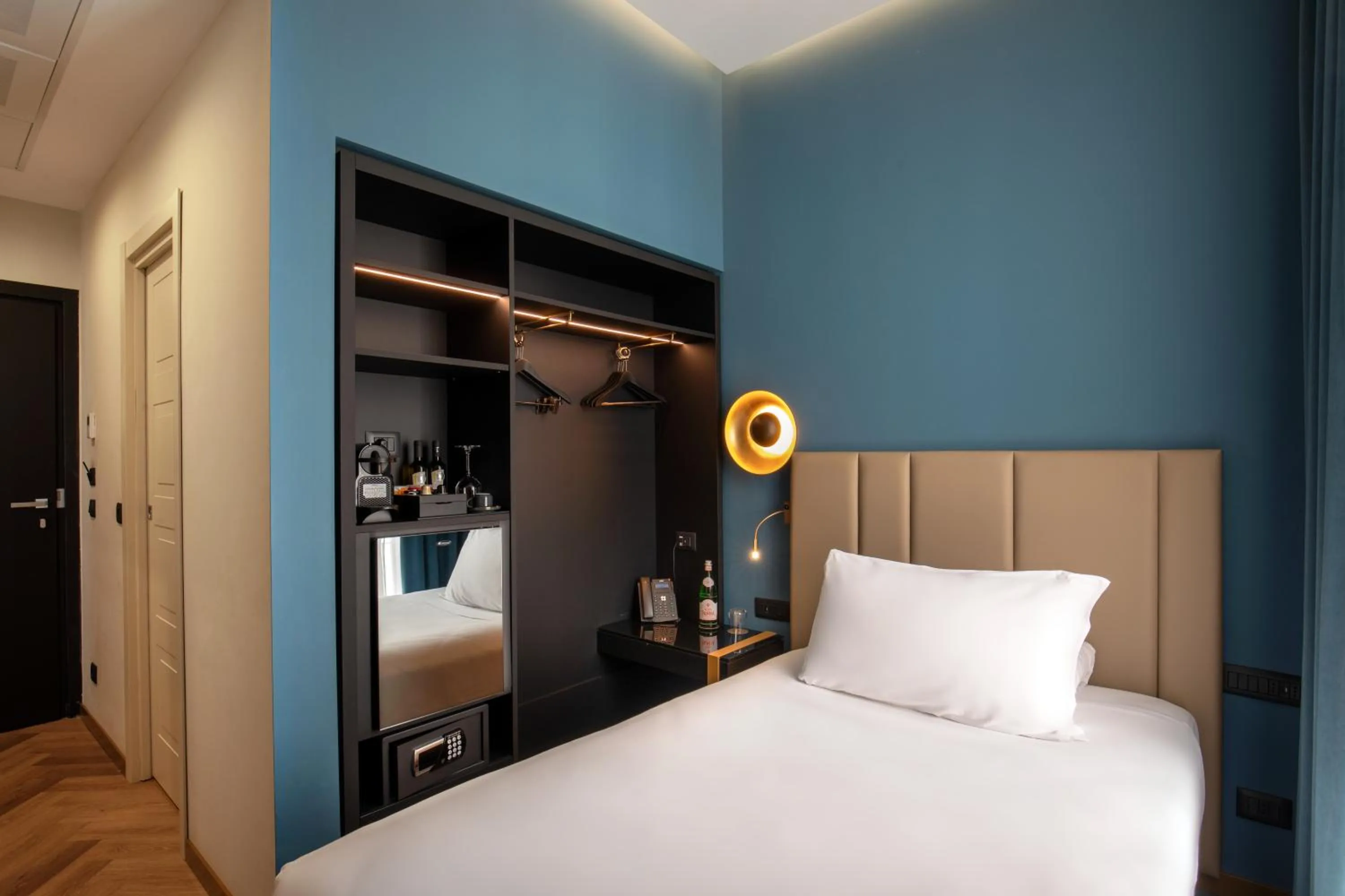 People, Bed in The Major Hotel