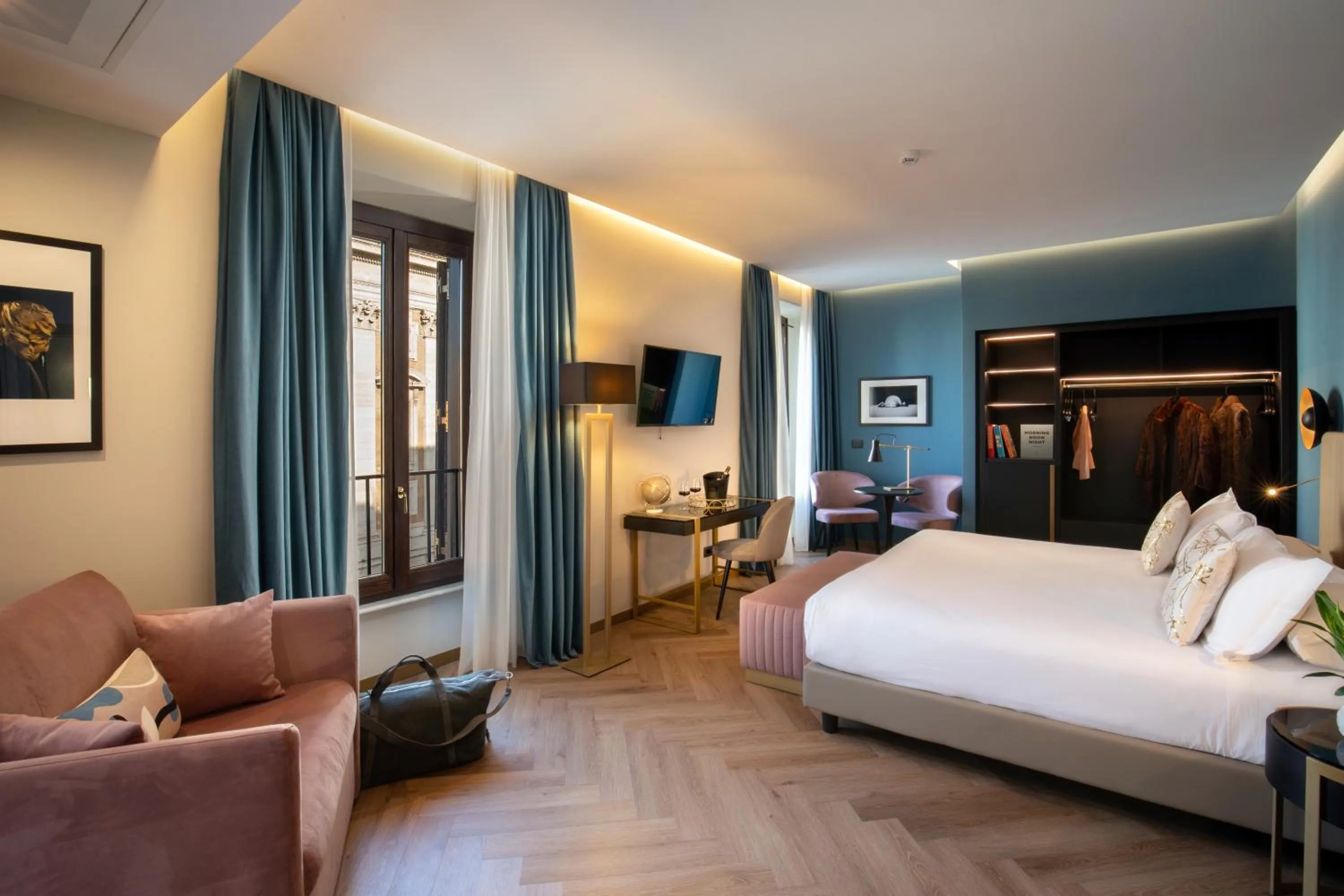 People, Bed in The Major Hotel