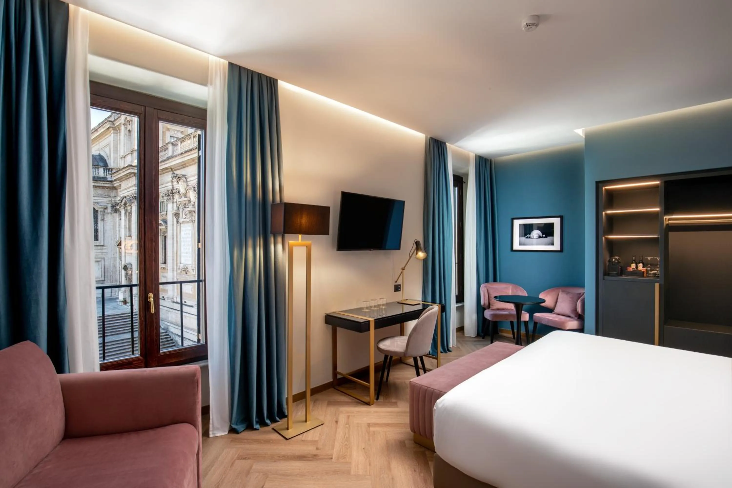 Staff, Bed in The Major Hotel