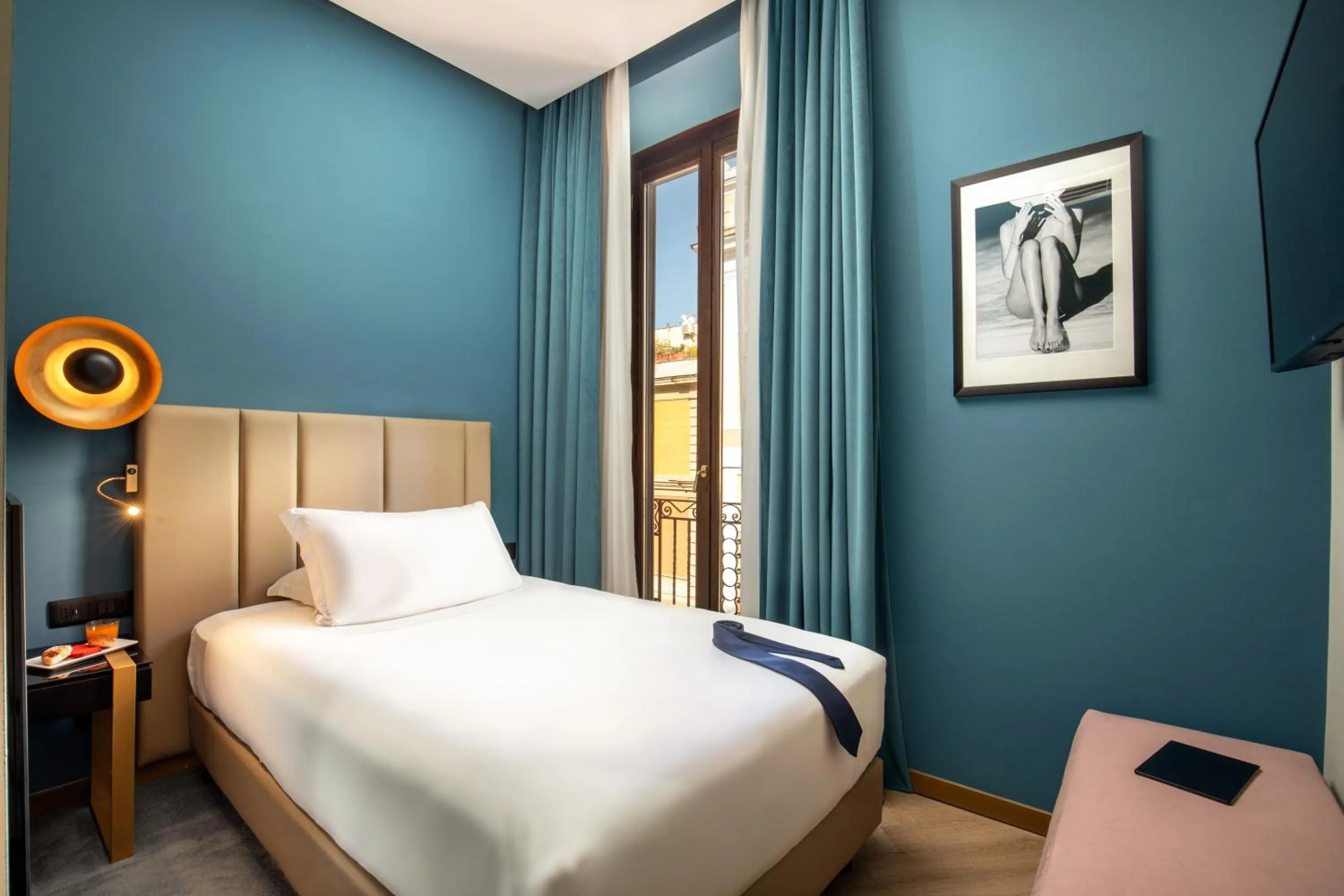 Staff, Bed in The Major Hotel