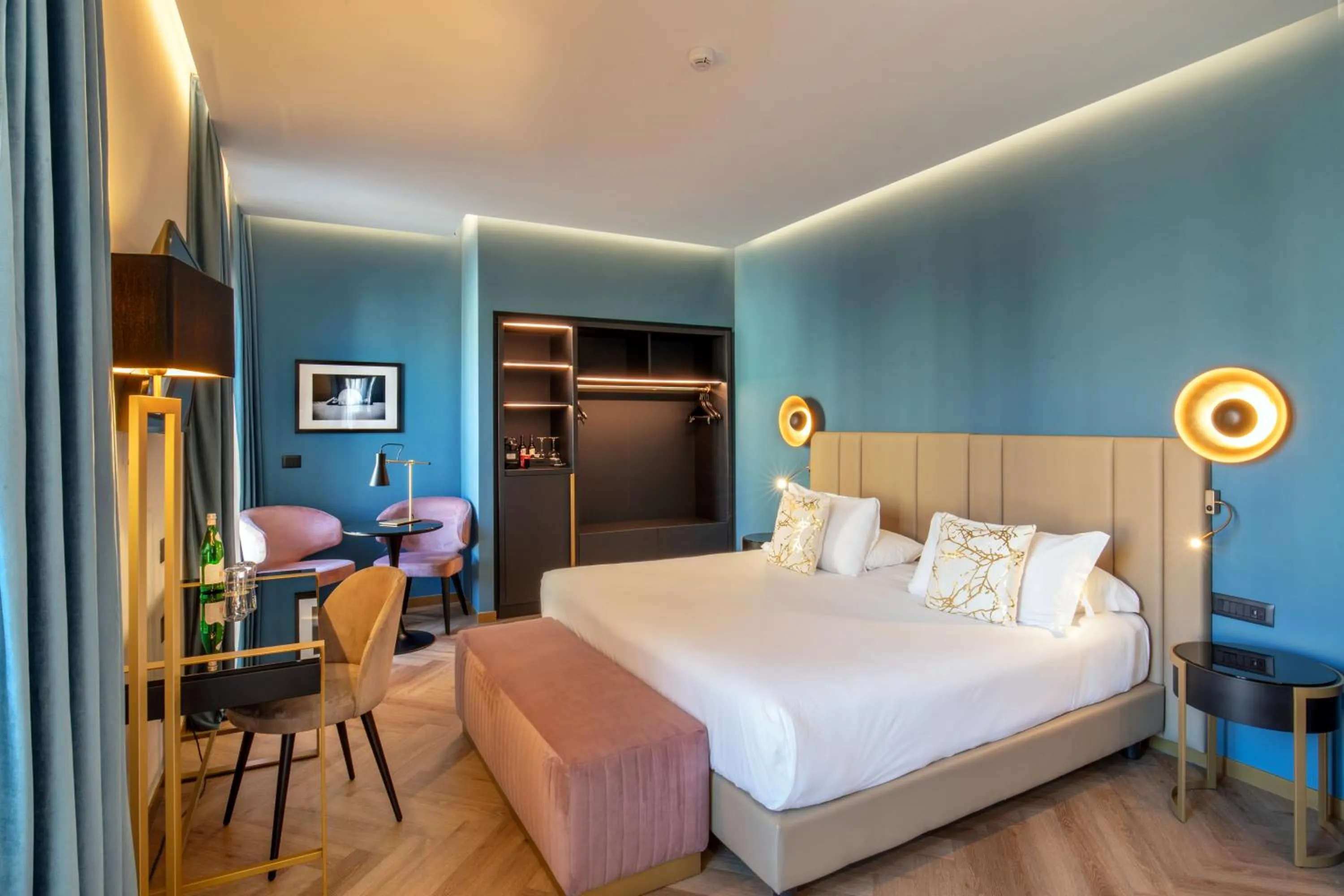 Staff, Bed in The Major Hotel