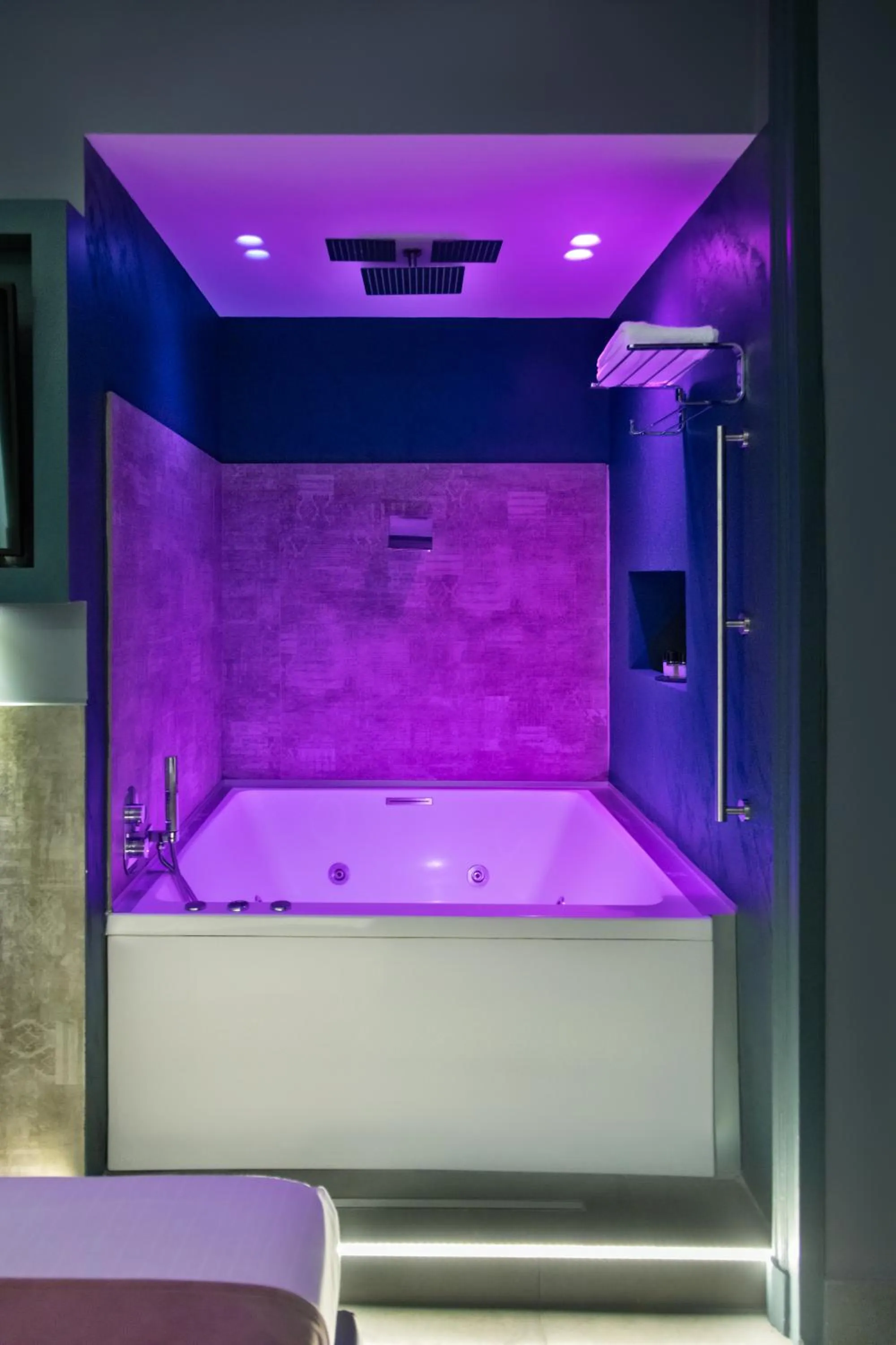 Hot Tub in Enjoy Art