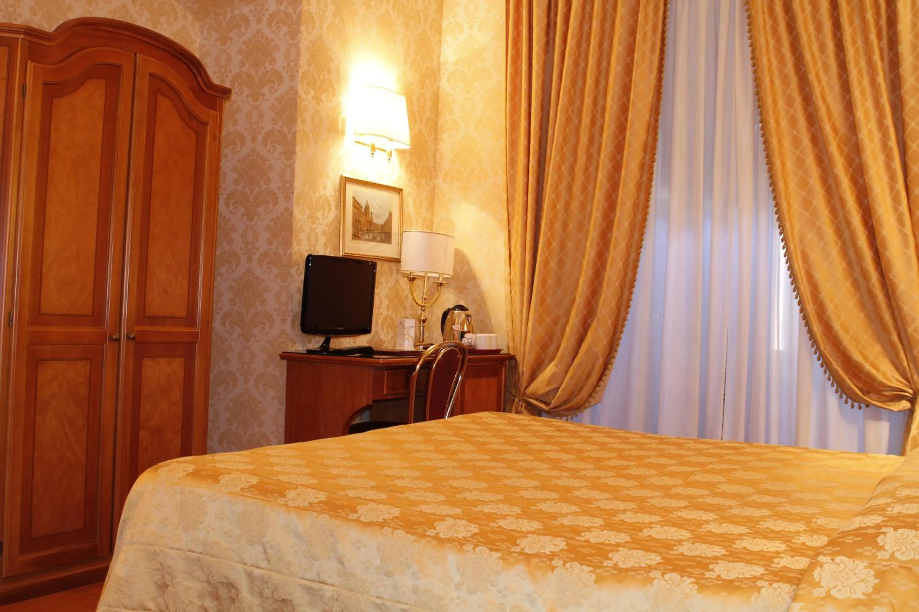 Bedroom, Bed in Hotel Pace Helvezia