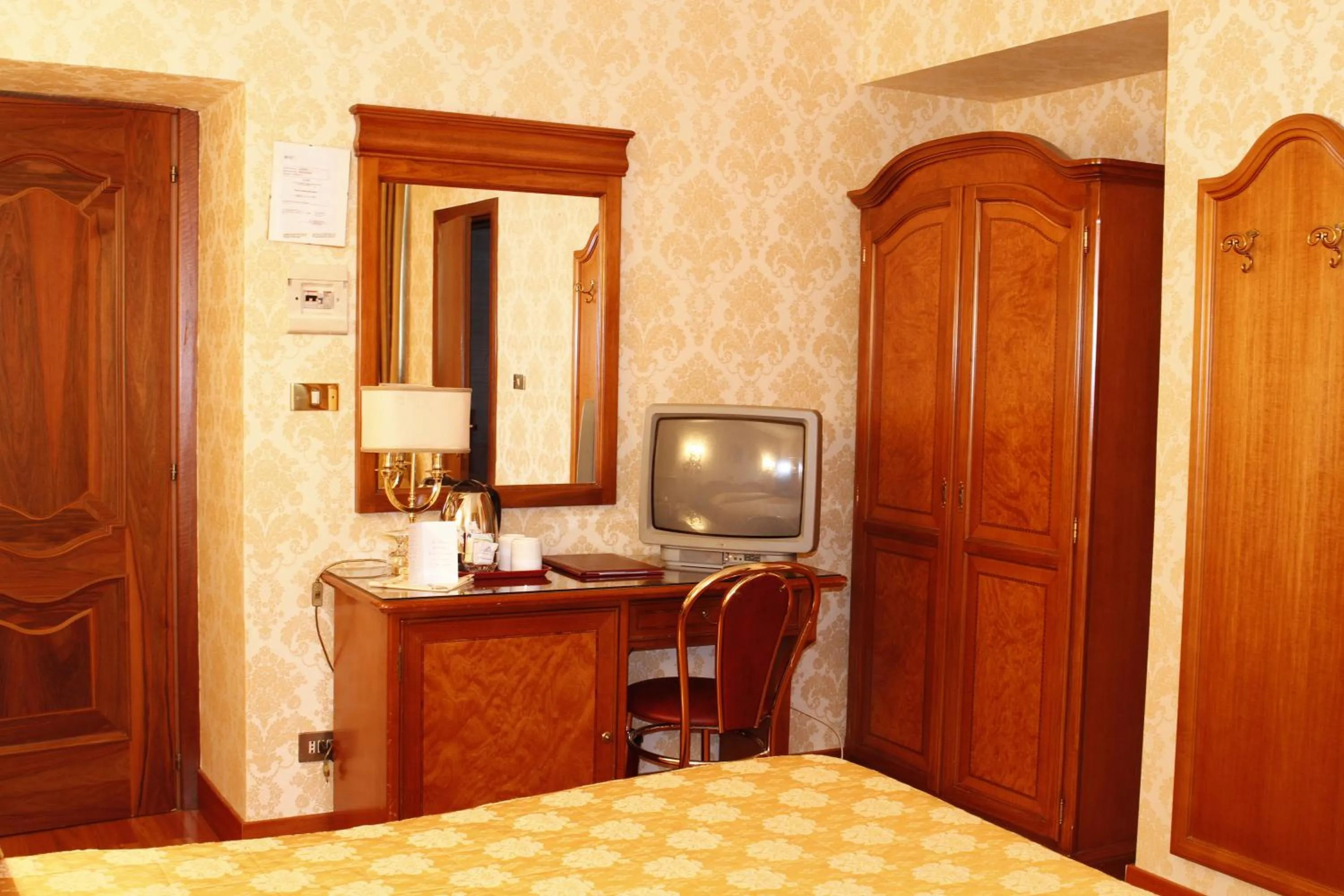 Seating area, Bed in Hotel Pace Helvezia