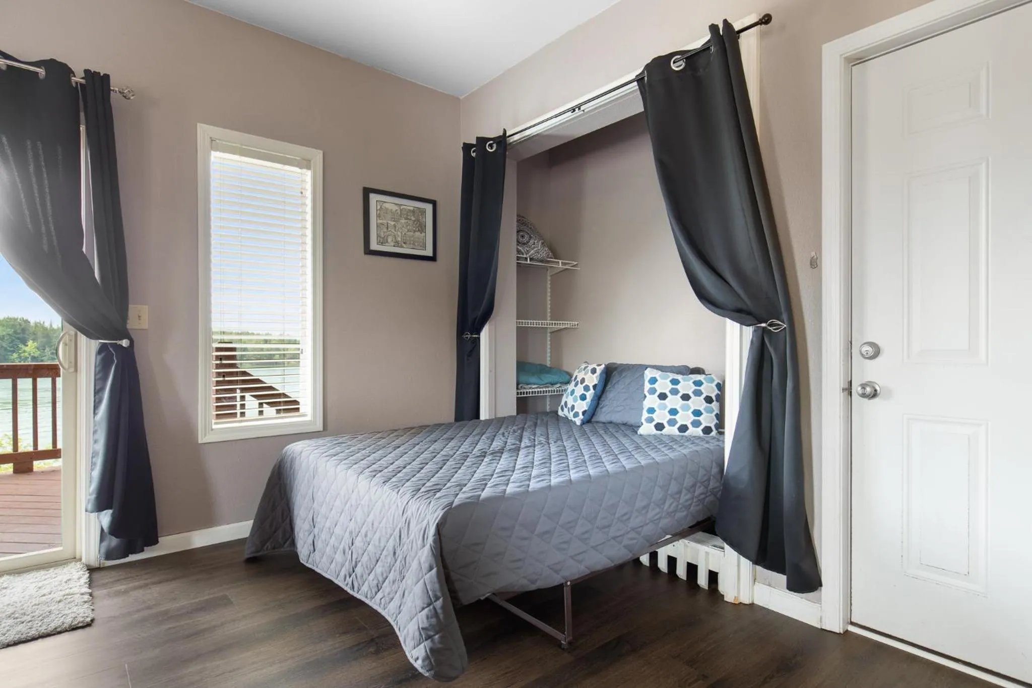 Property building, Bed in Wonderland Cove