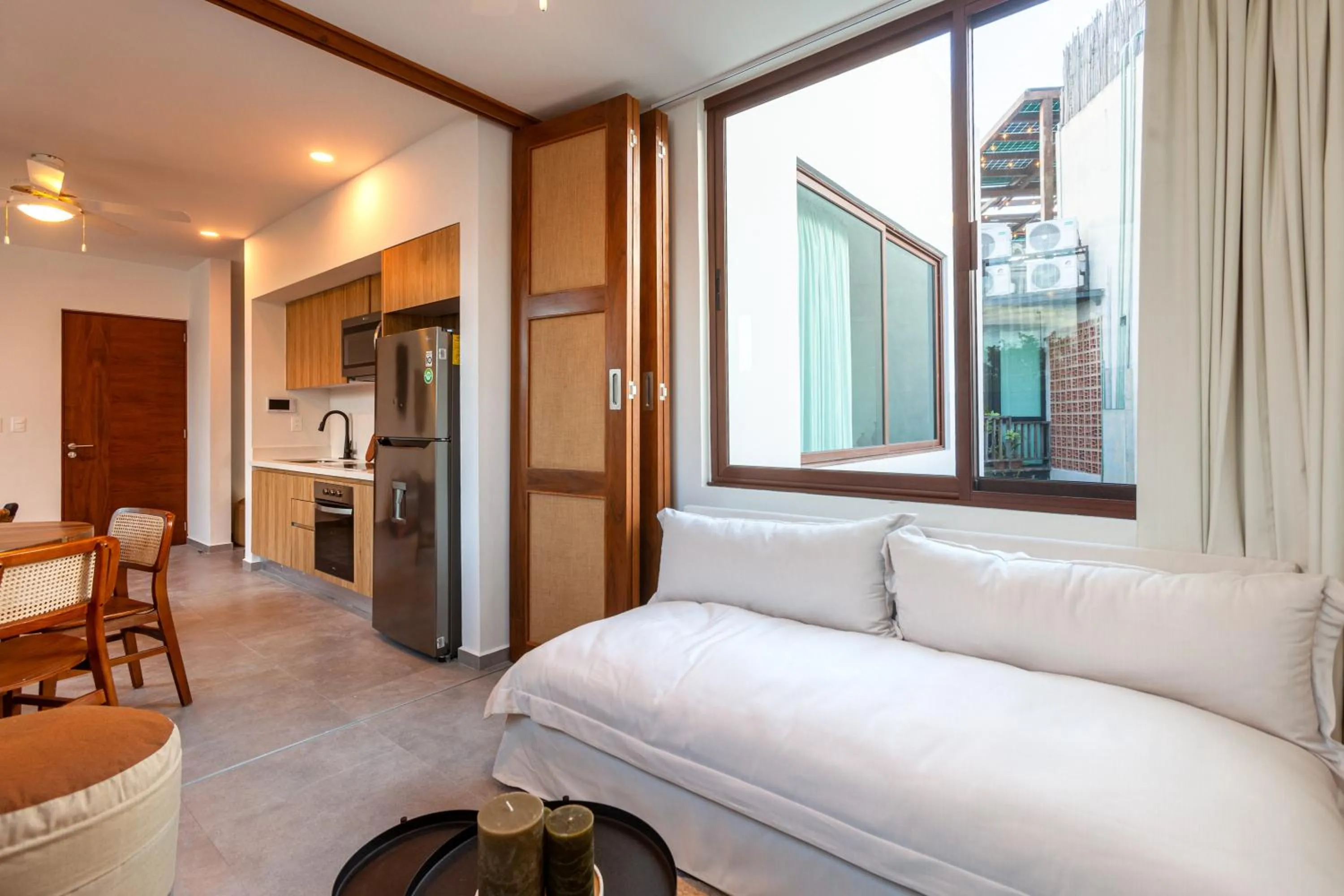 Living room in Azalea by Zamá Homes