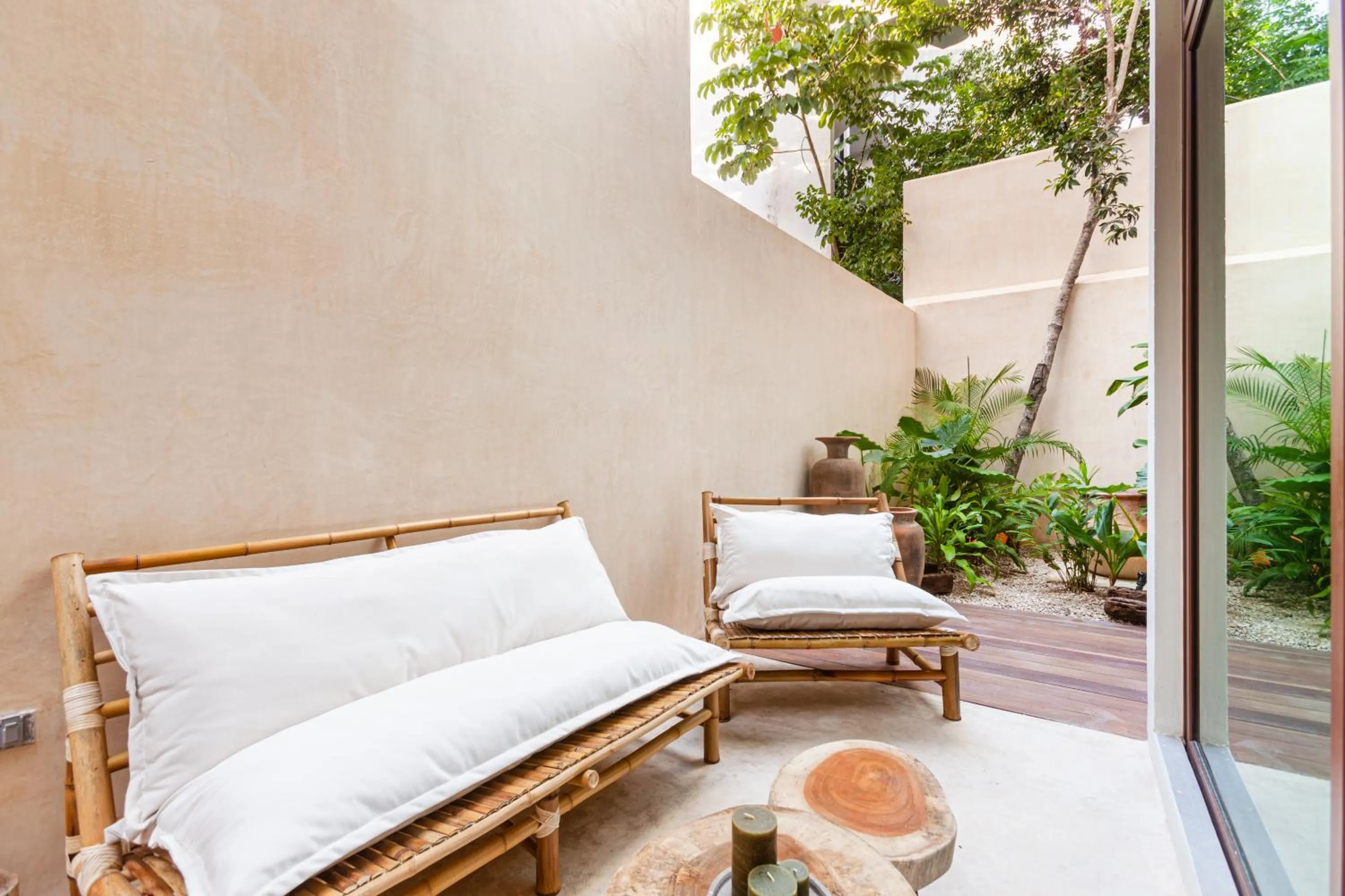 Patio in Azalea by Zamá Homes