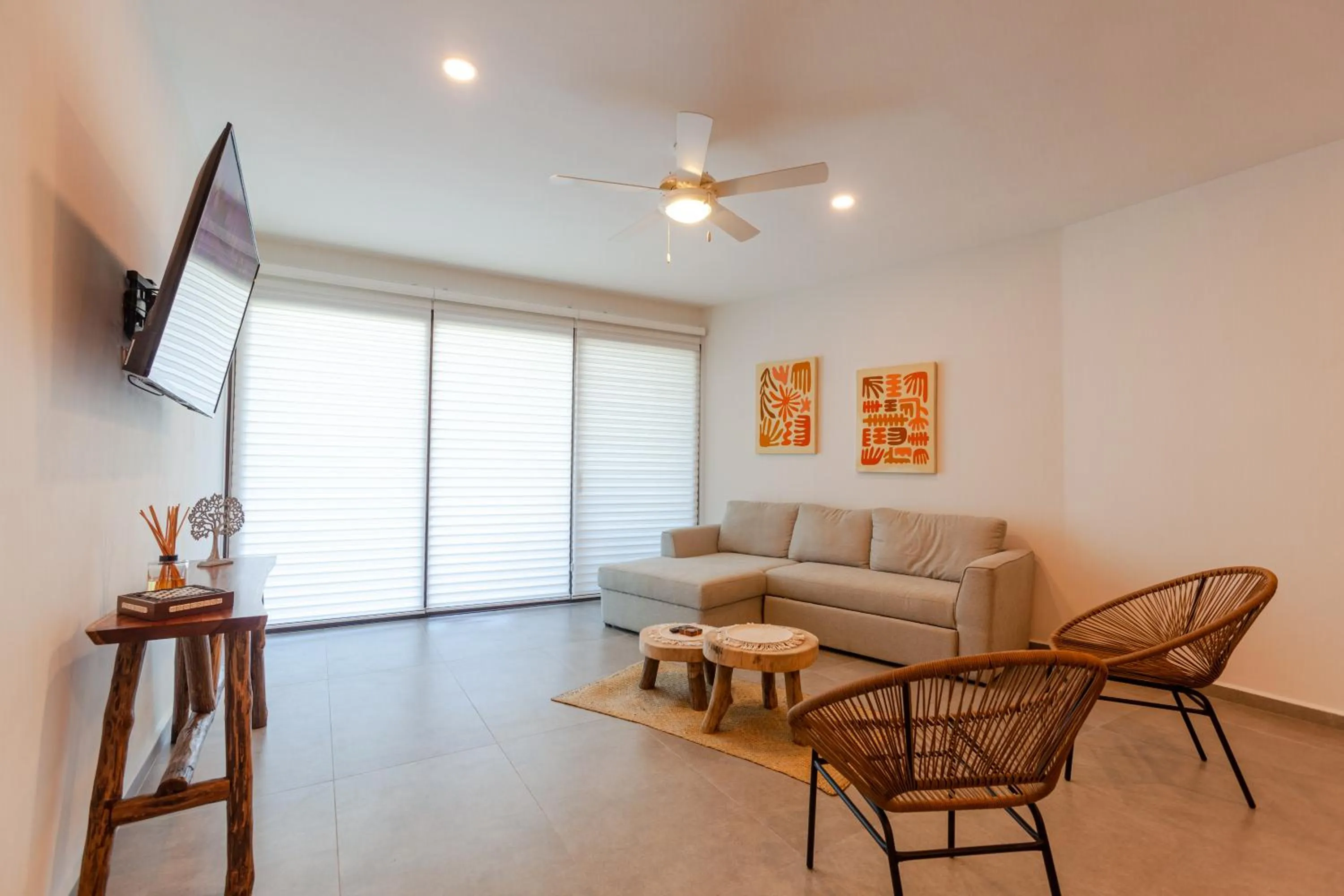 Living room in Azalea by Zamá Homes