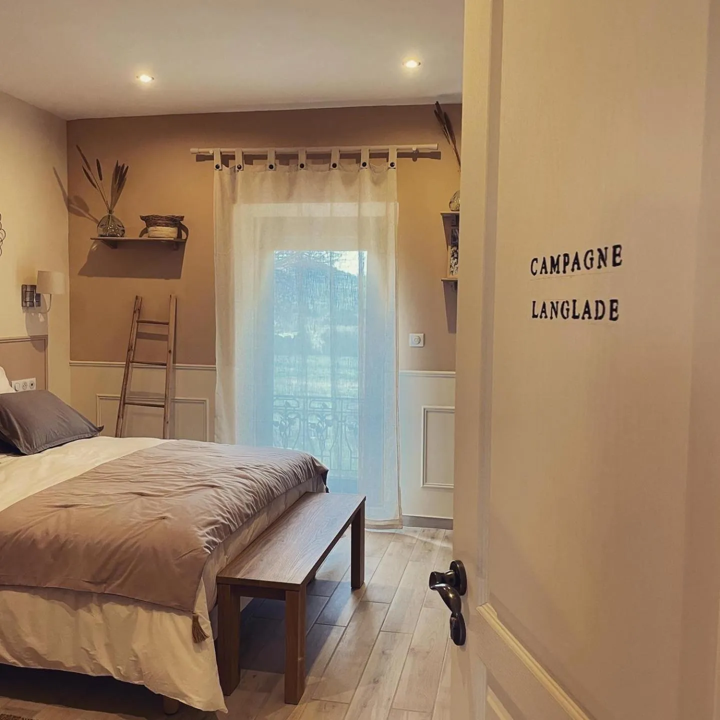 Facade/entrance, Bed in Bastide Beaudinard