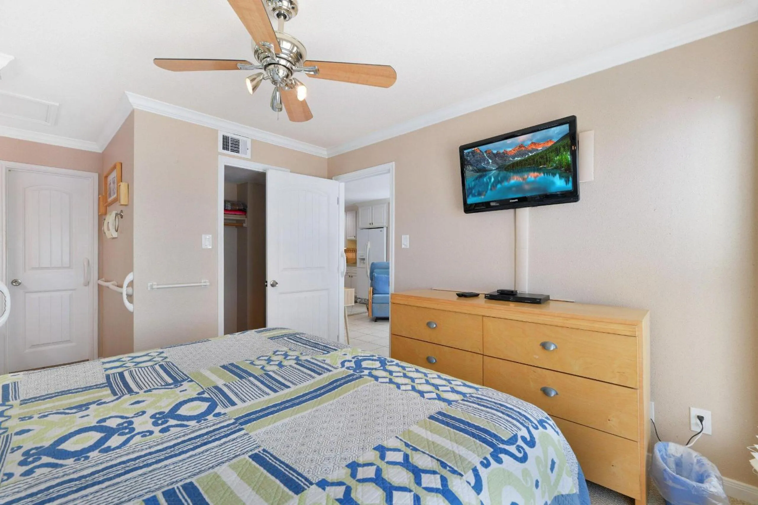 Bed in Seascape 1311