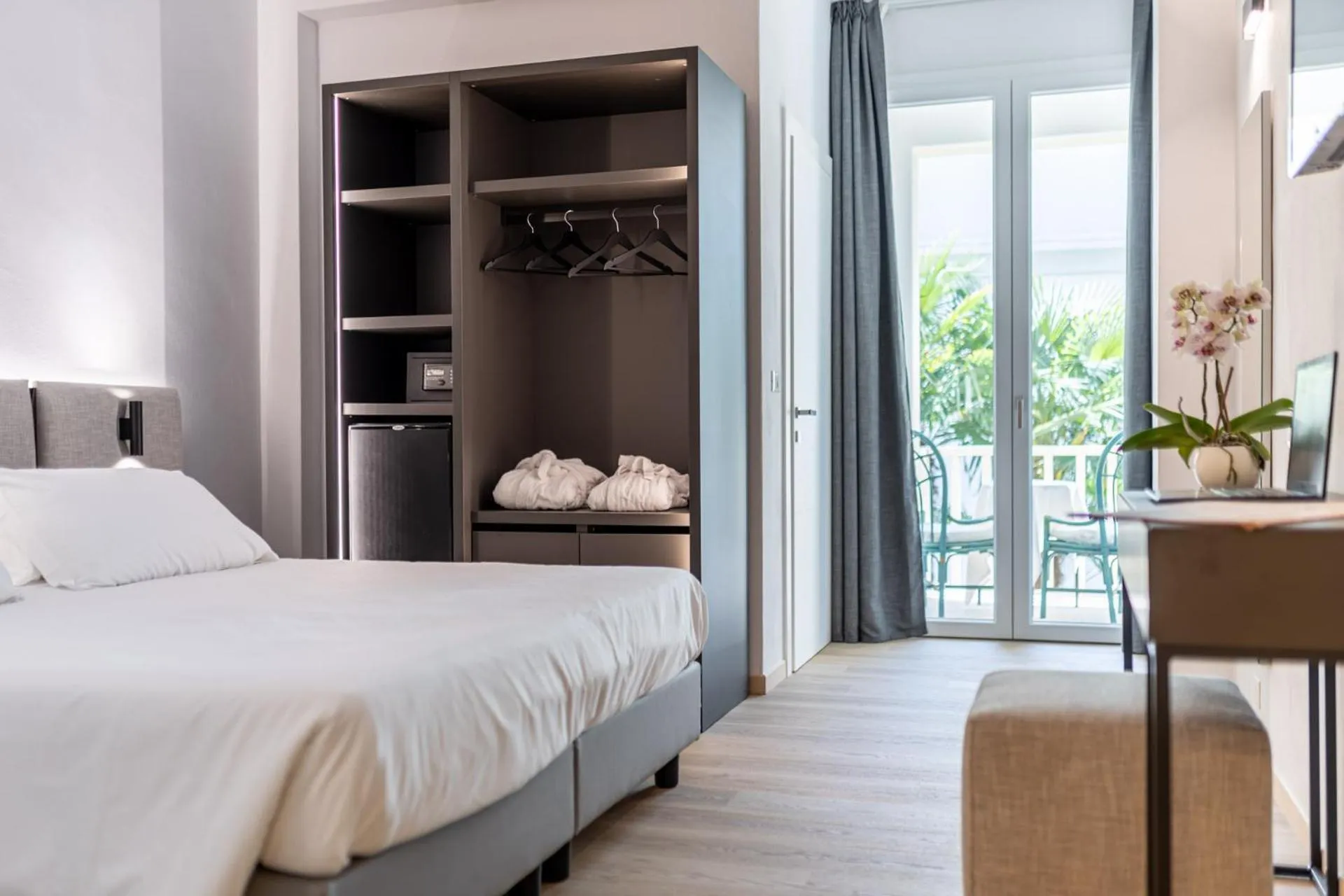 Balcony/Terrace, Bed in Hotel Terme Milano