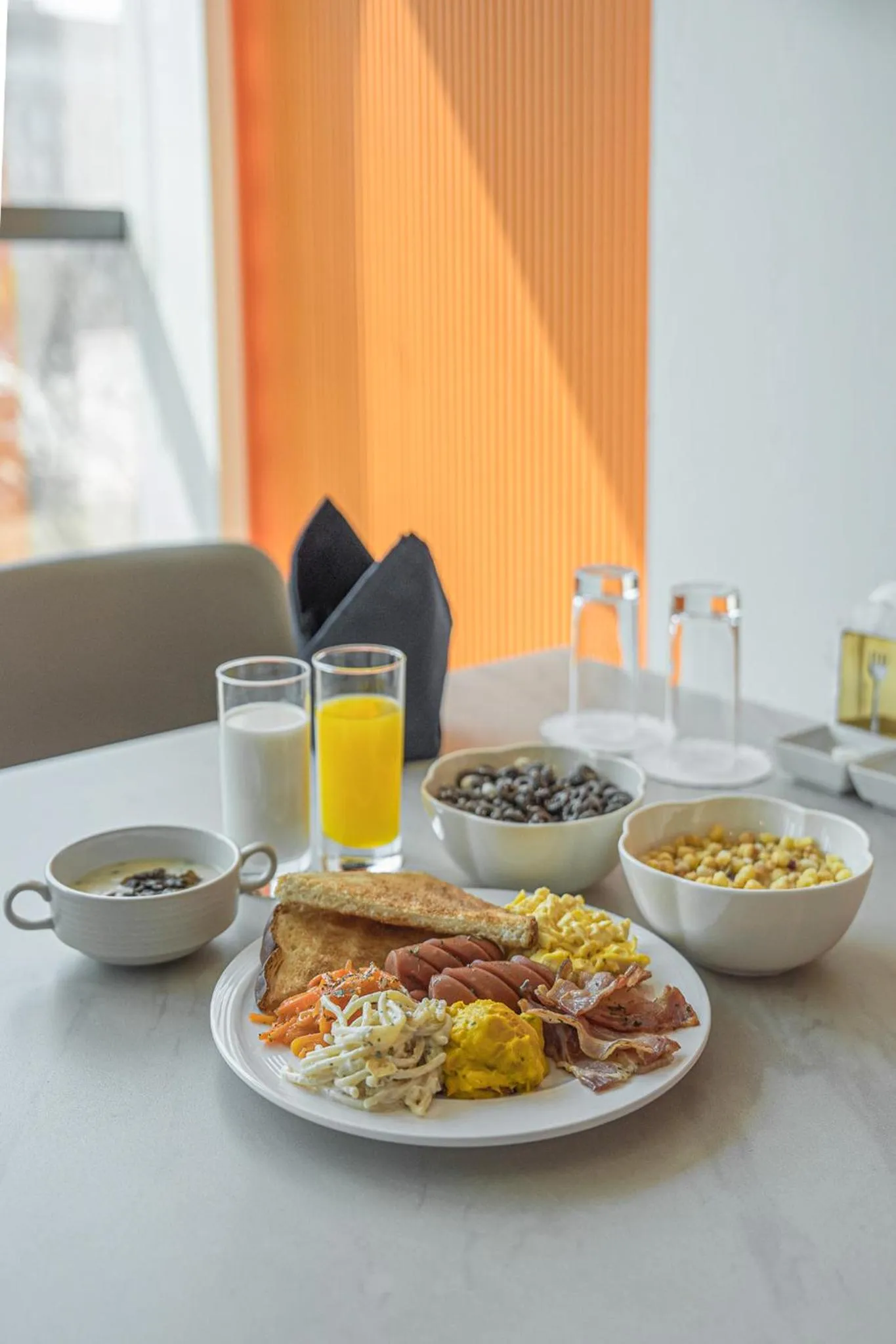 Restaurant/places to eat in Act Hotel