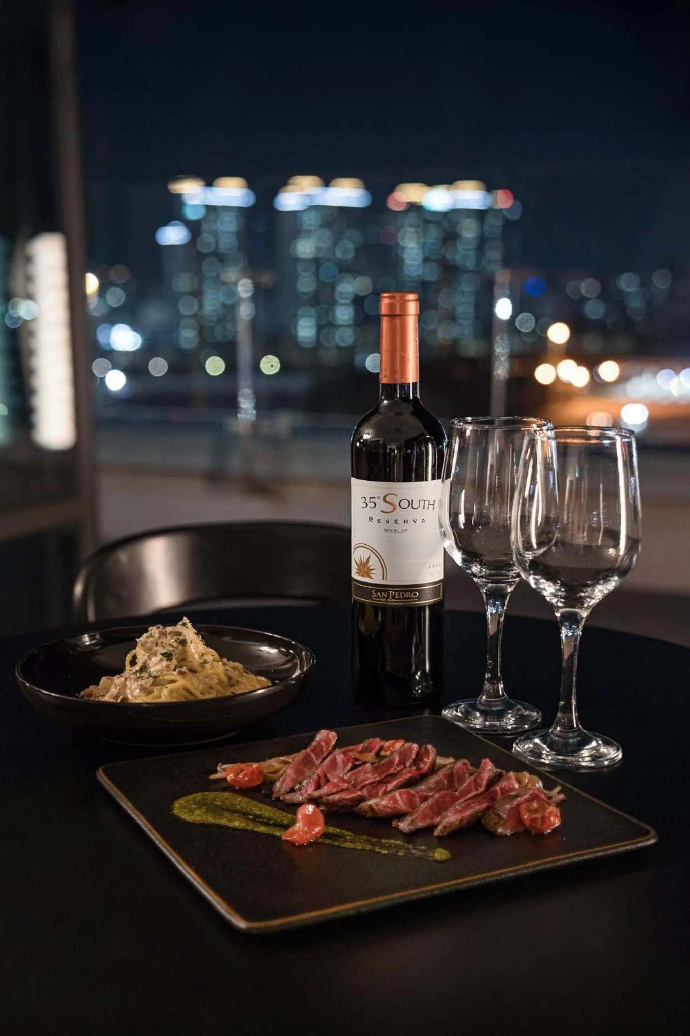 Restaurant/places to eat in Act Hotel