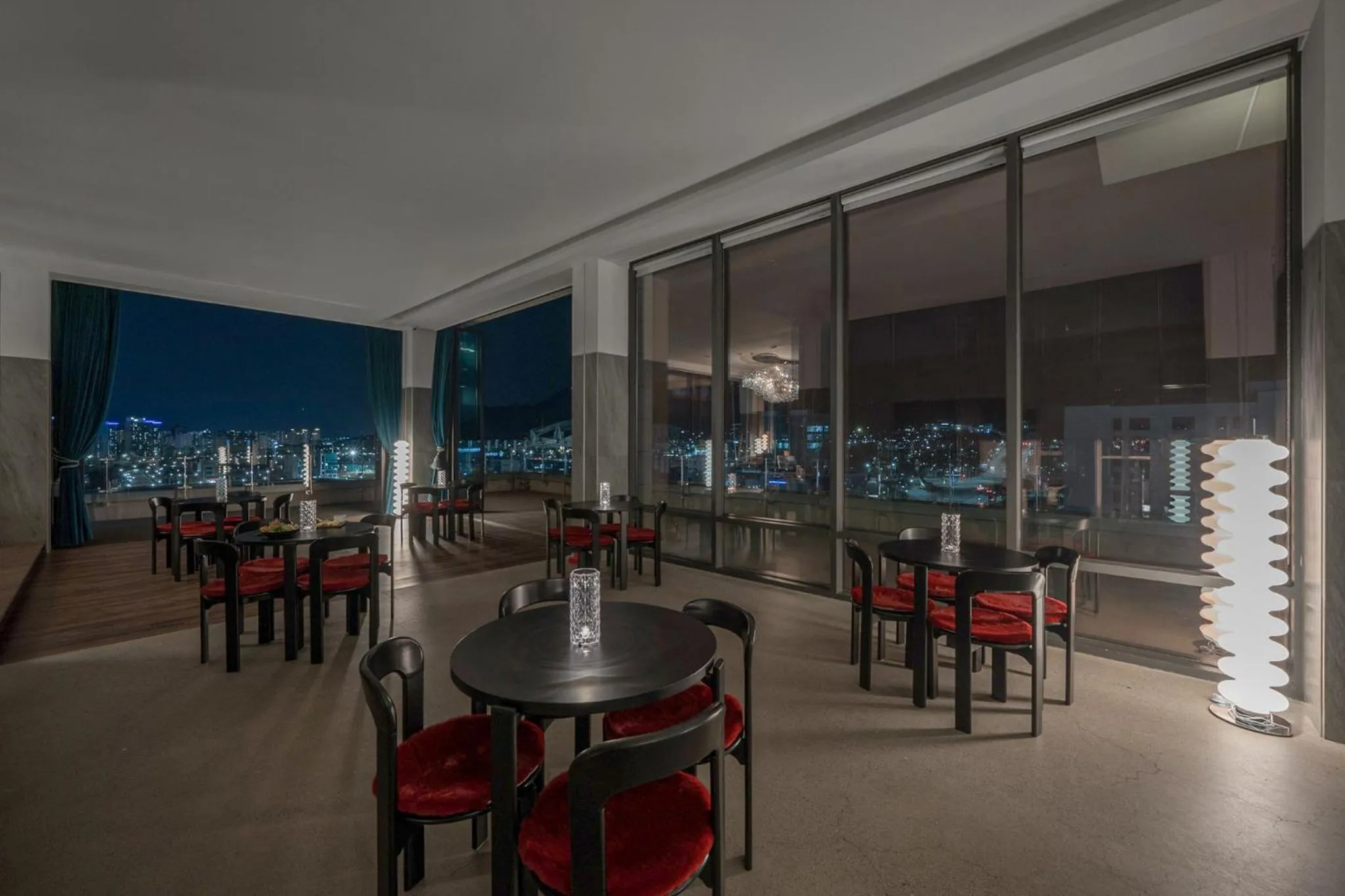 Restaurant/places to eat in Act Hotel