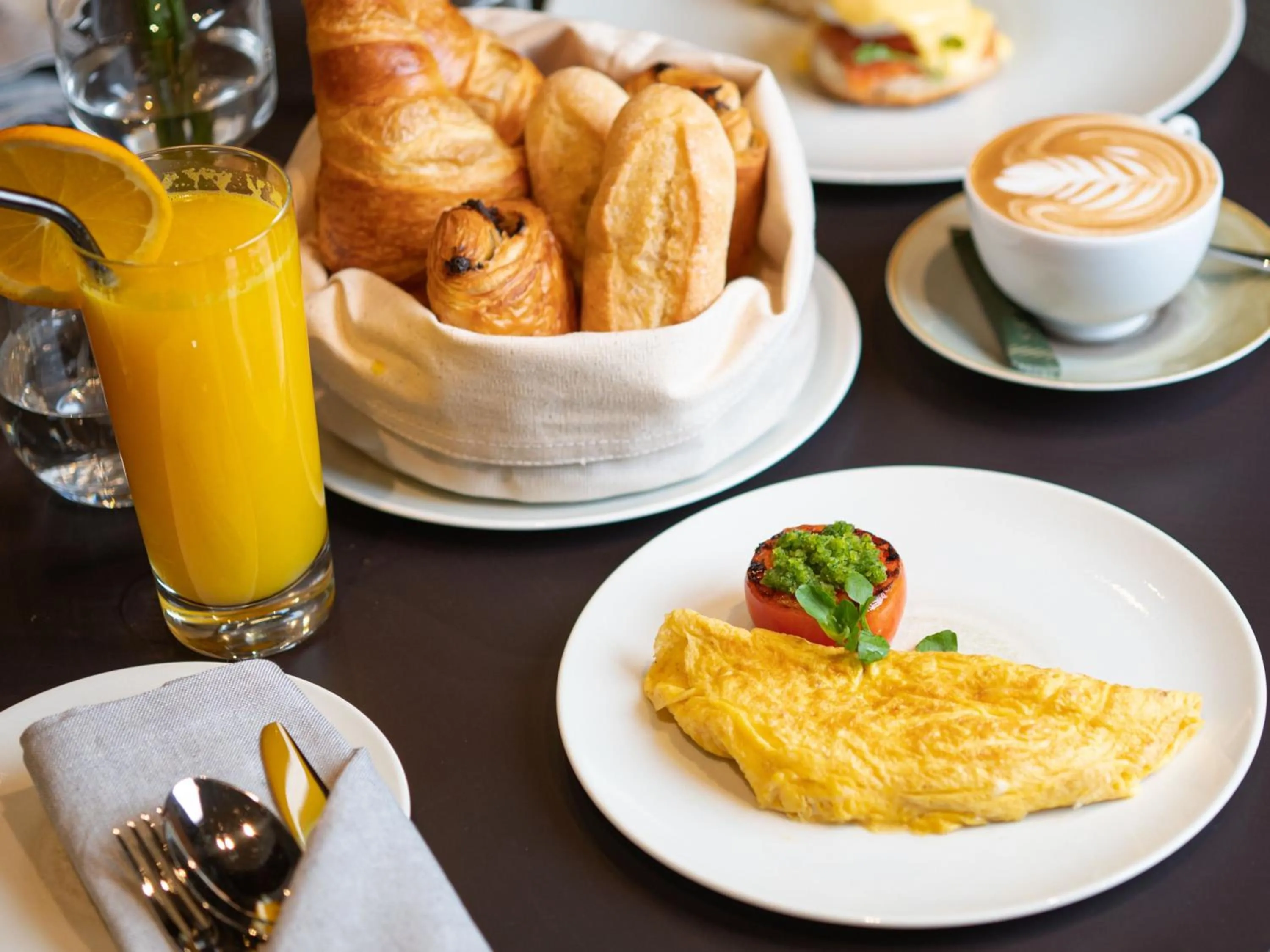 Restaurant/places to eat in Hotel KVL