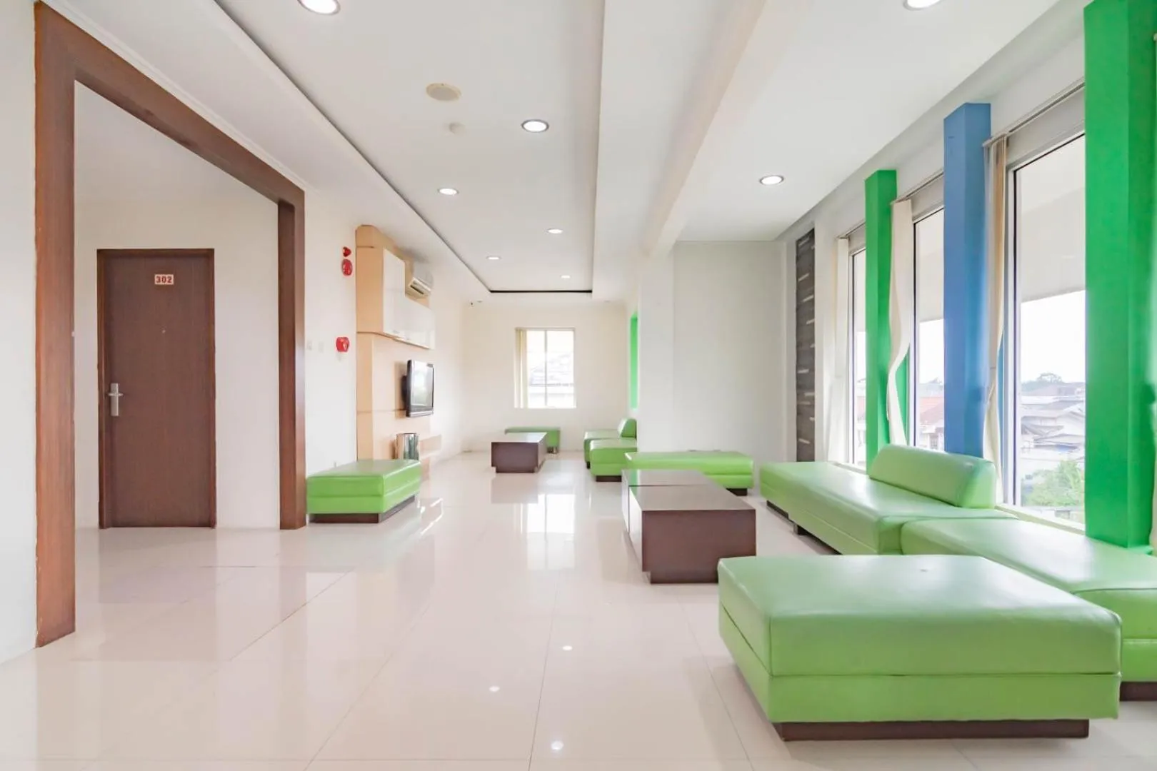 Lobby or reception in Urbanview Hotel Syariah Dapen Pontianak by RedDoorz