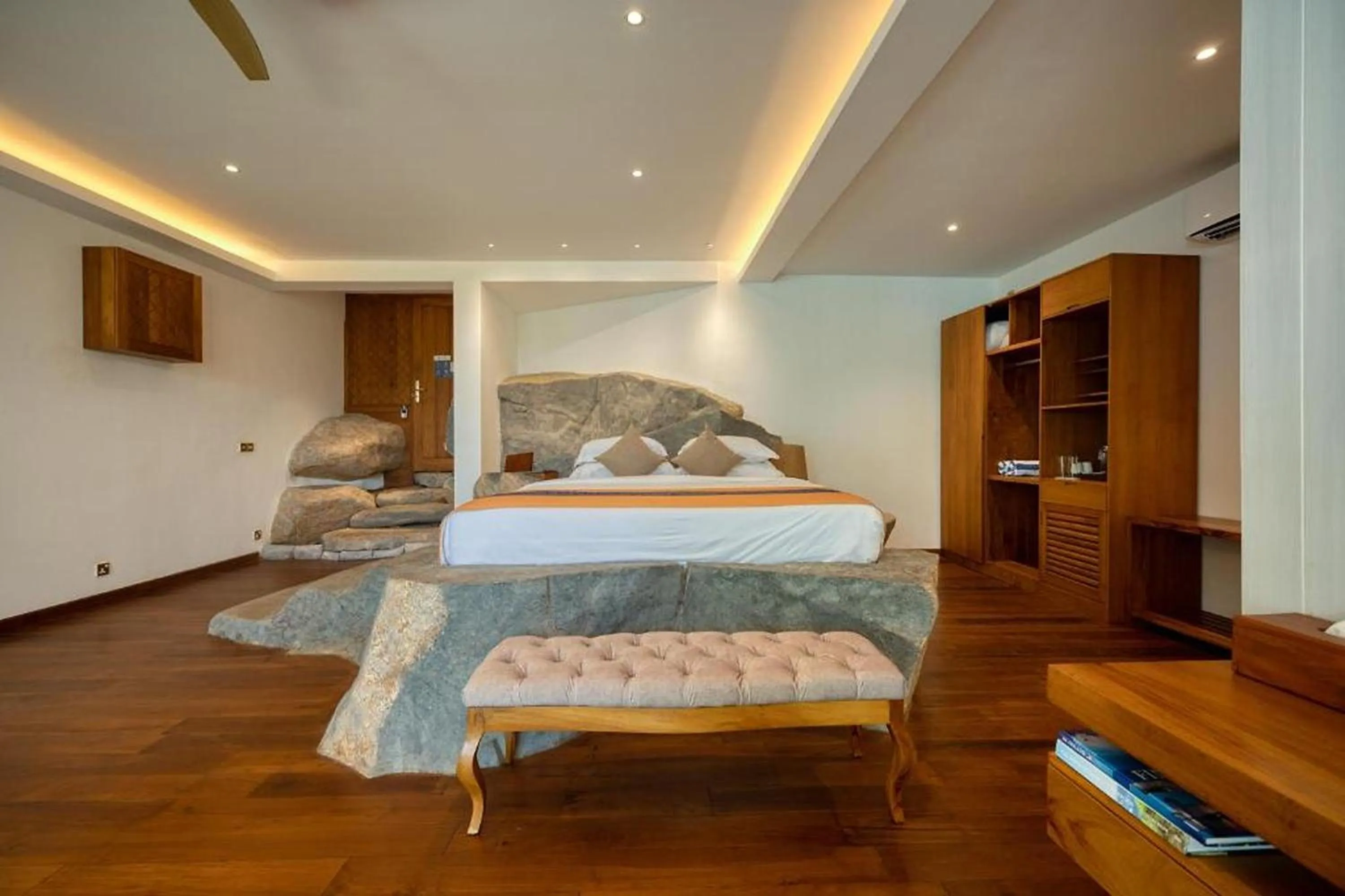 Photo of the whole room, Bed in Beacon By The Bay Villas and Suites by the Clarks