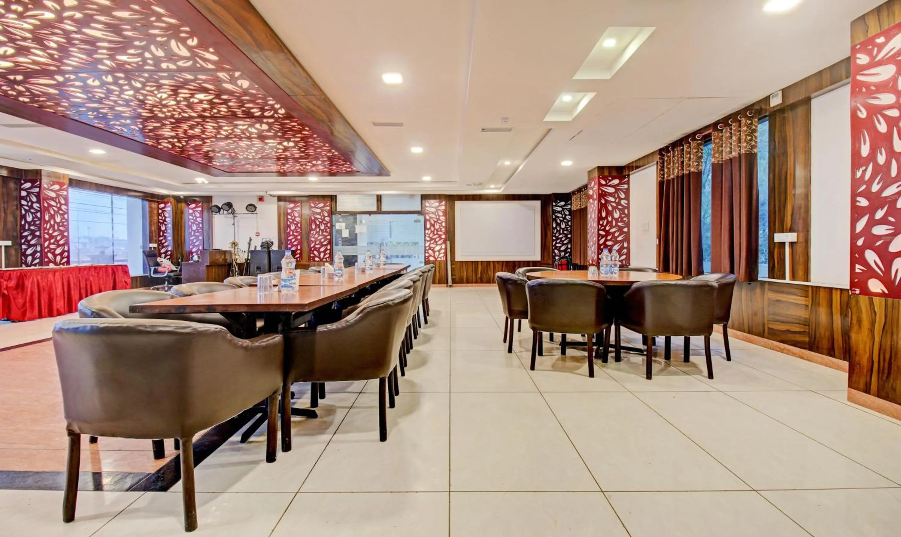 Restaurant/places to eat in Treebo Silver Grand