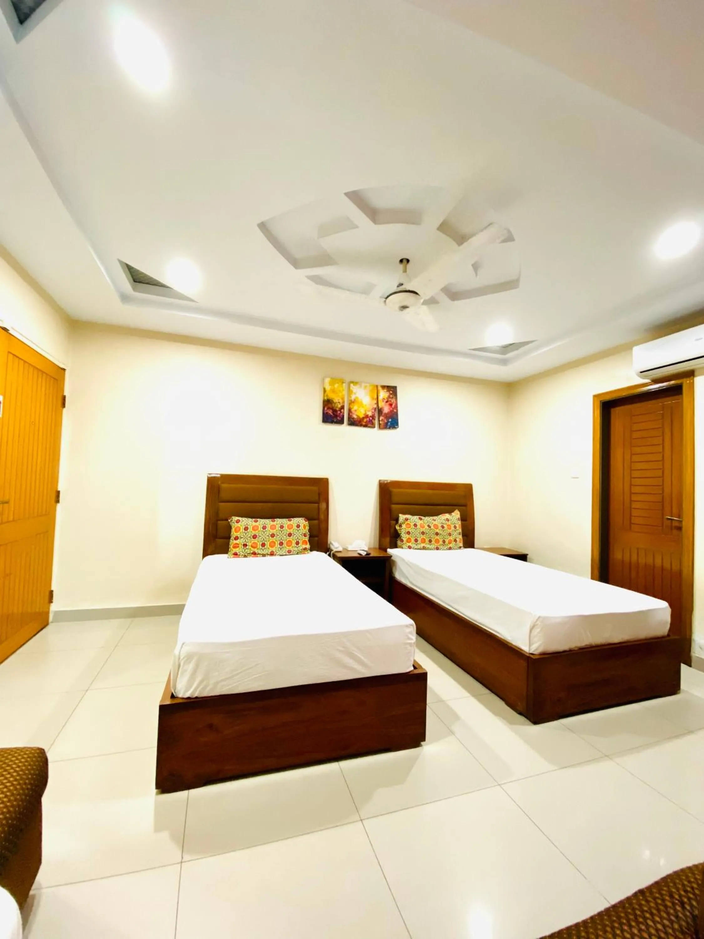 Photo of the whole room, Bed in Plaza Inn Hotel