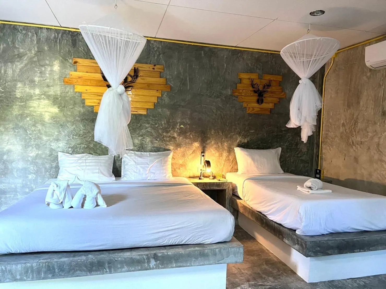 Photo of the whole room, Bed in Sunshine On The Rock