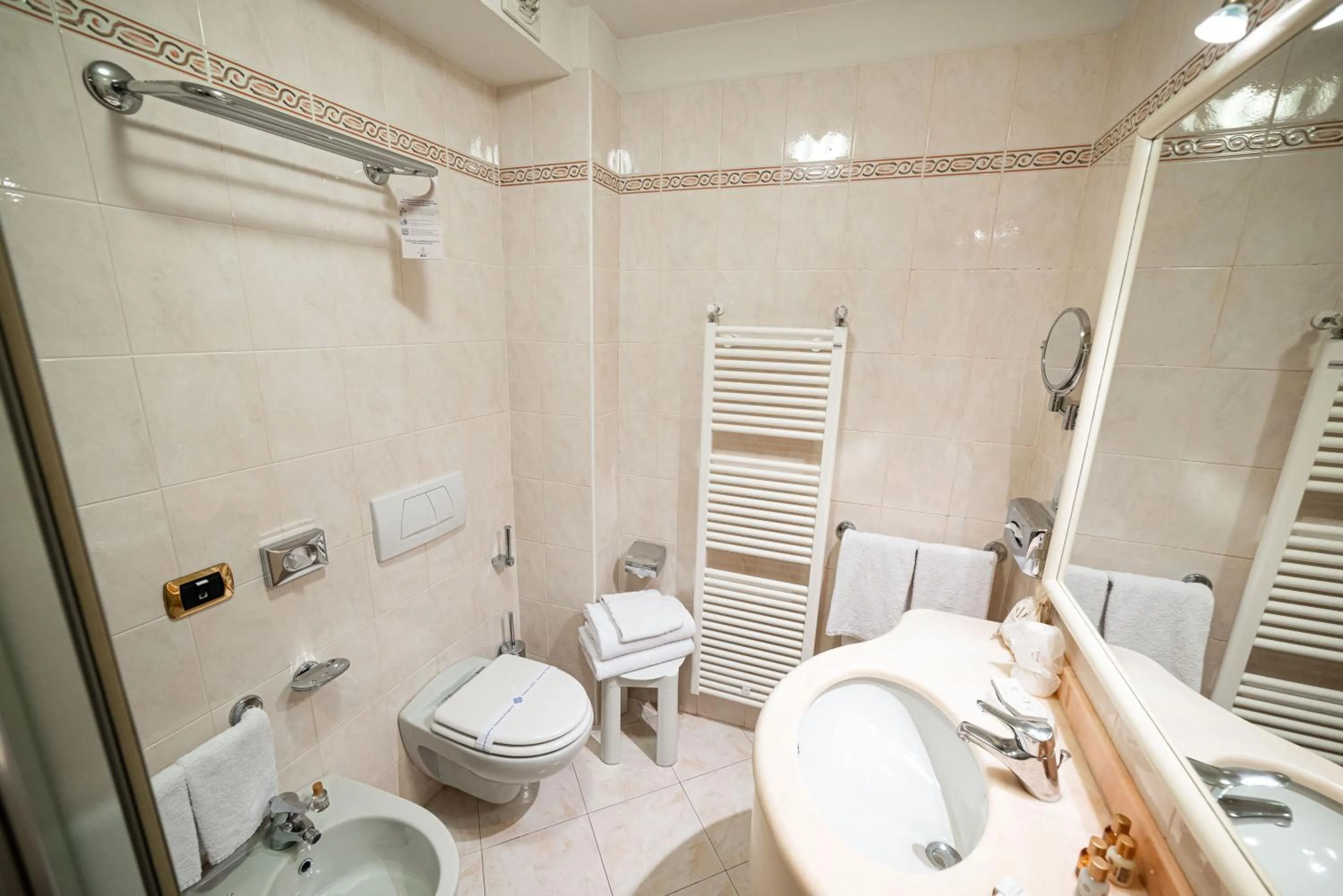 Shower in Phi Hotel Dei Medaglioni