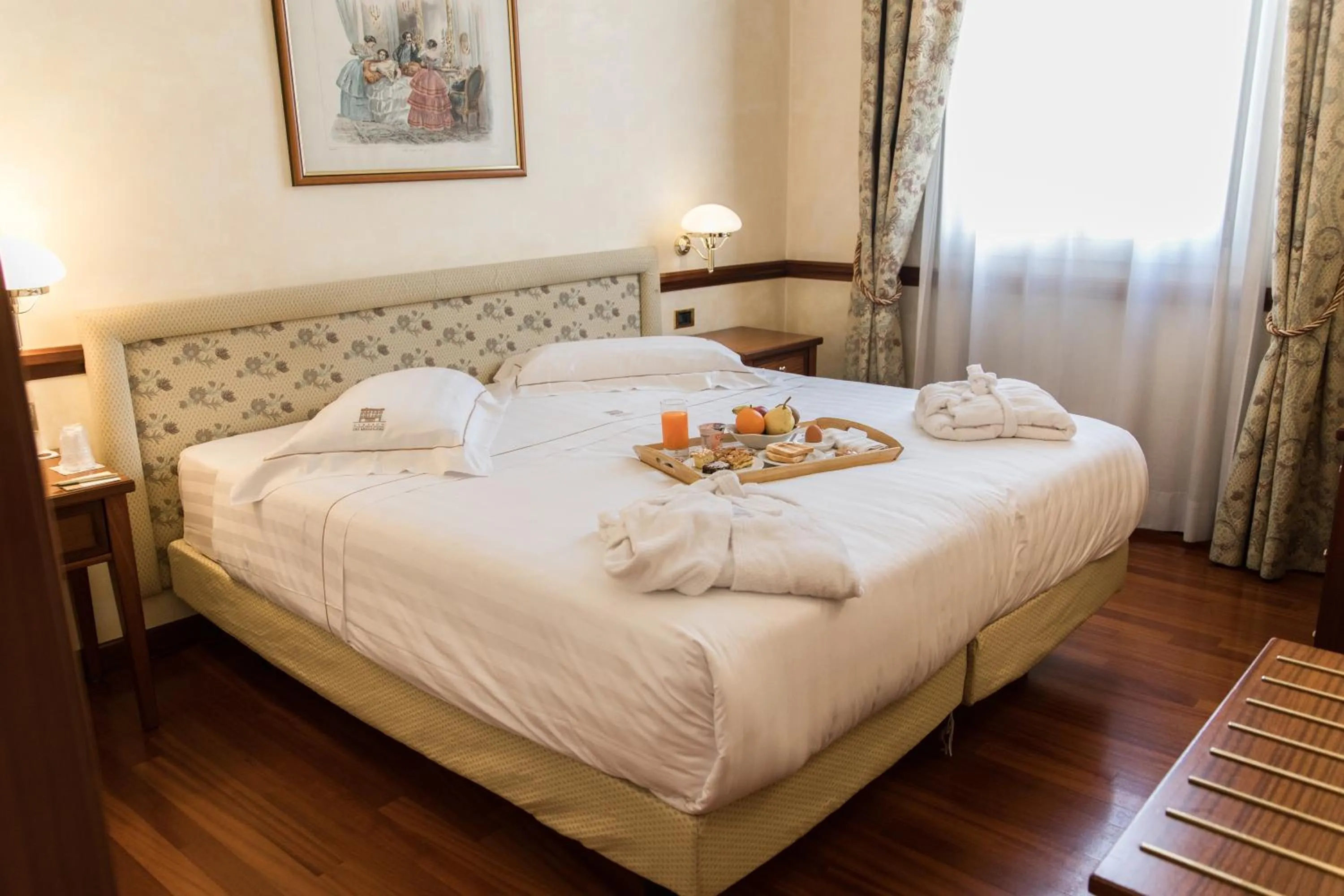 Bathroom, Bed in Phi Hotel Dei Medaglioni