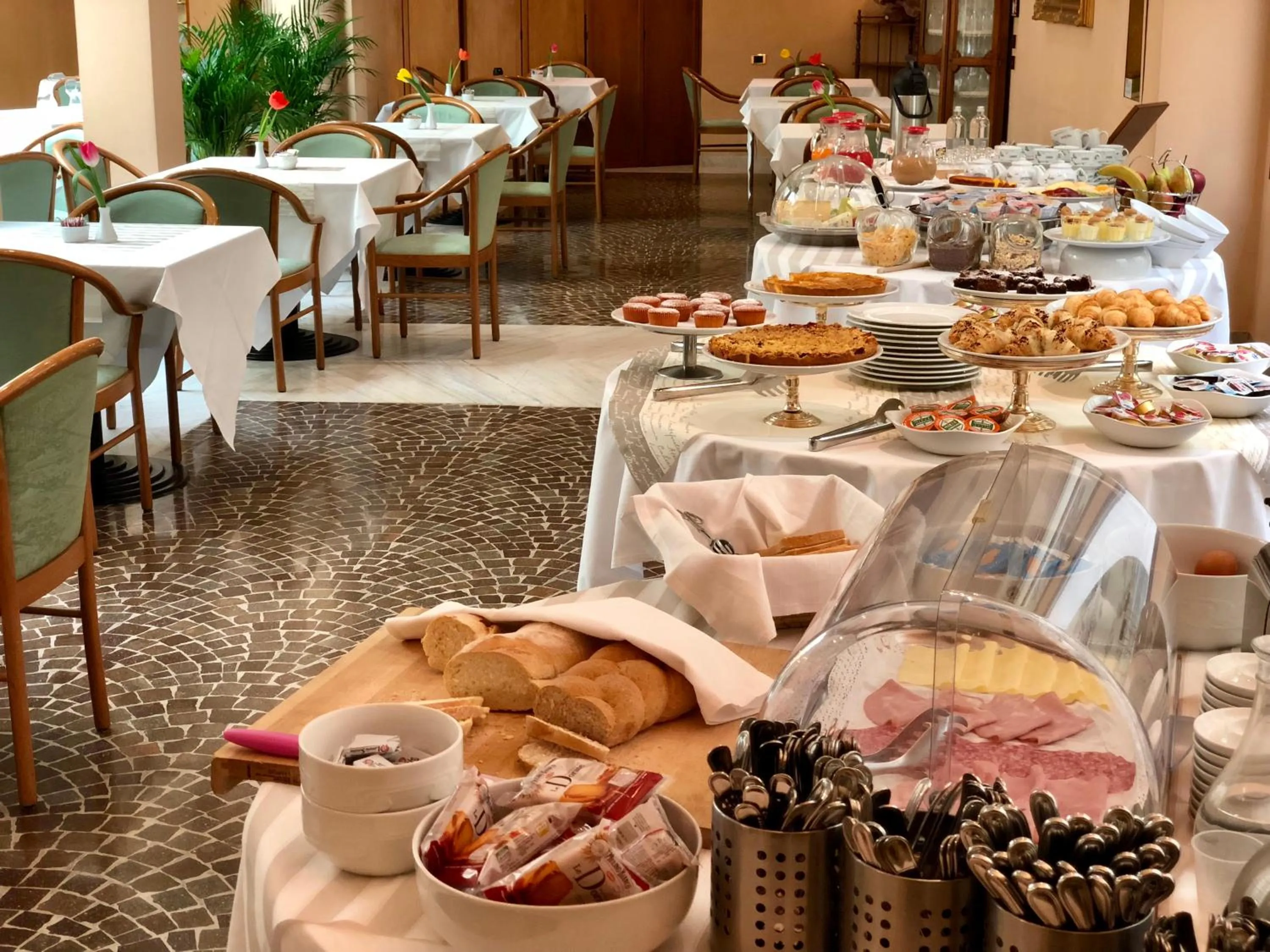 Buffet breakfast in Phi Hotel Dei Medaglioni