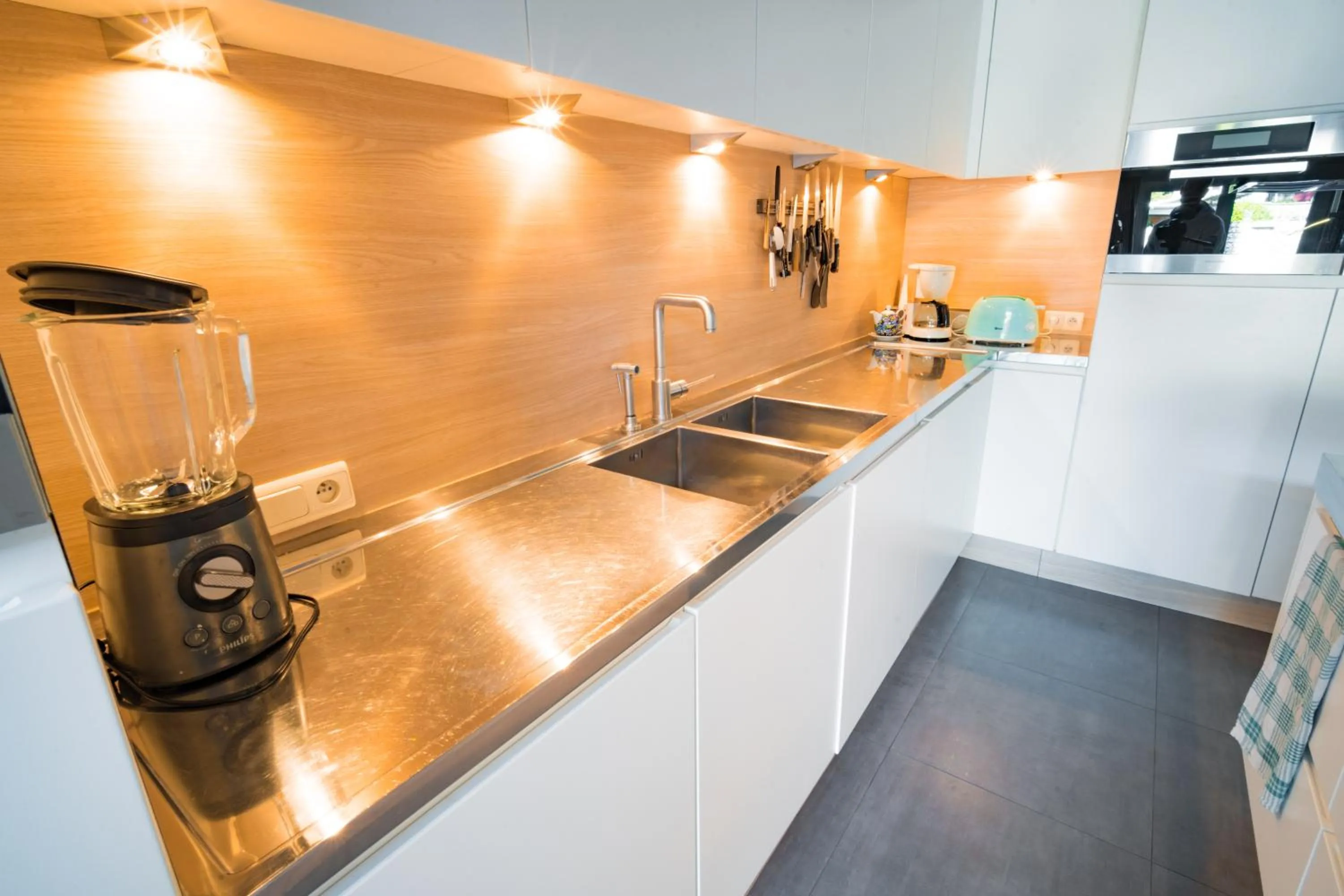 Communal kitchen in Su'ro Bed and Breakfast