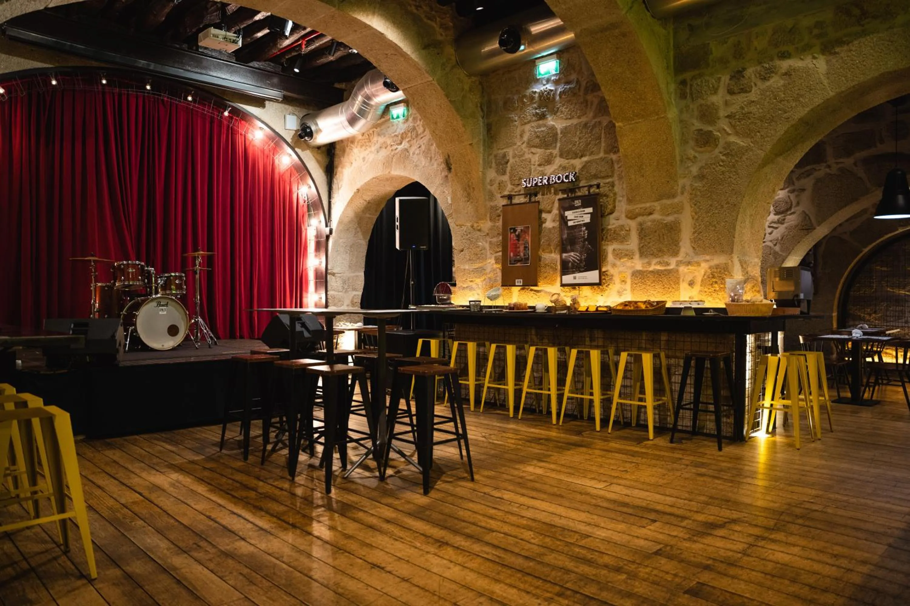 Restaurant/places to eat in The Central House Porto Ribeira