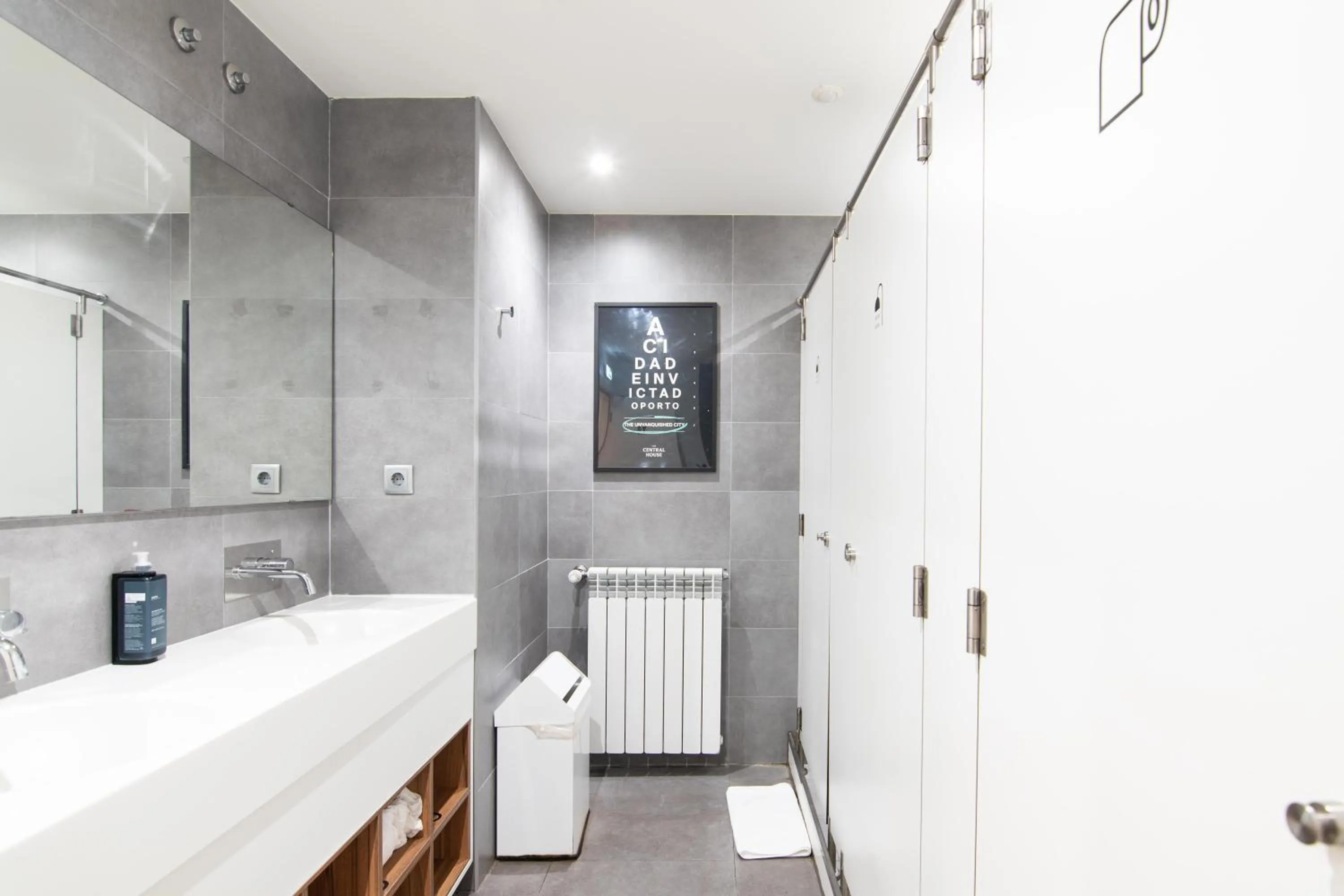 Public Bath in The Central House Porto Ribeira